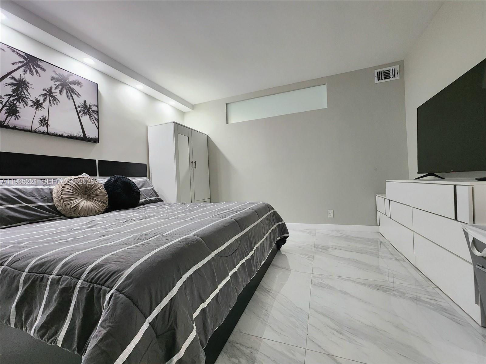 Photo of 3725 Ocean Dr  #425, Hollywood, Florida, 33019 - 