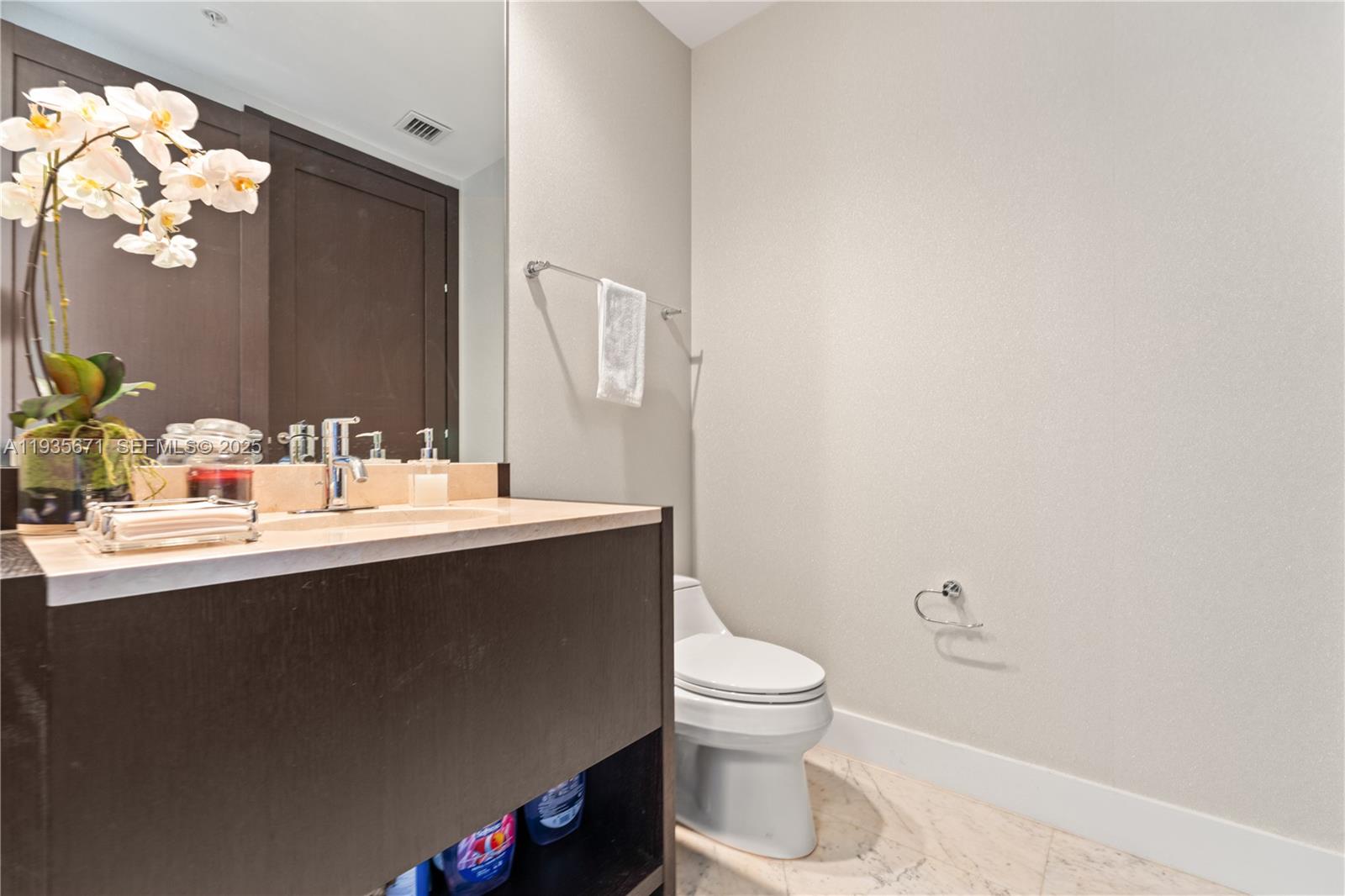 See details 5001 3 / 4 3016 sq. ft. $ 2025-12-27 0 Photo