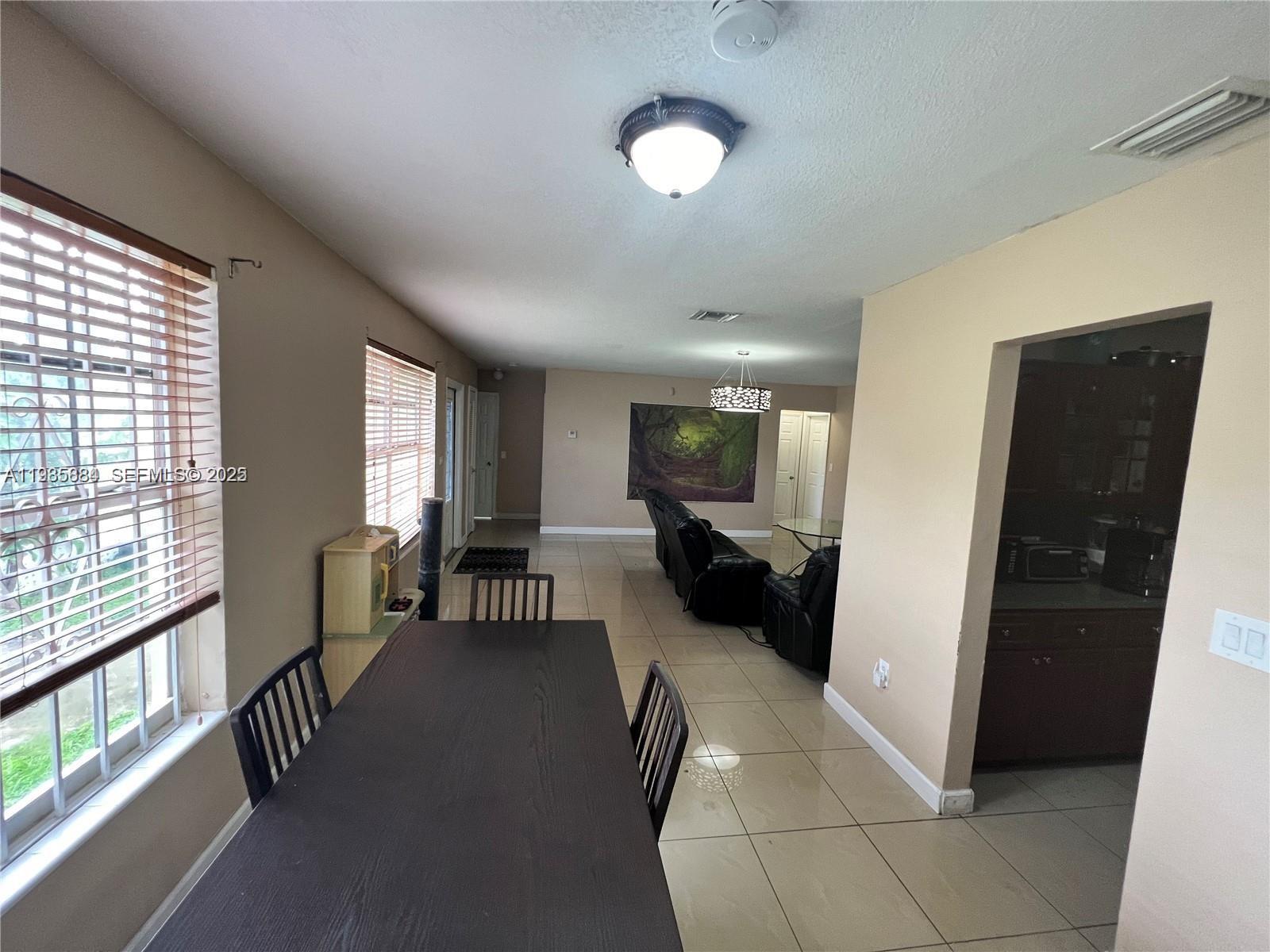   /  2590 кв.футов $ 2025-12-28 0 Фото