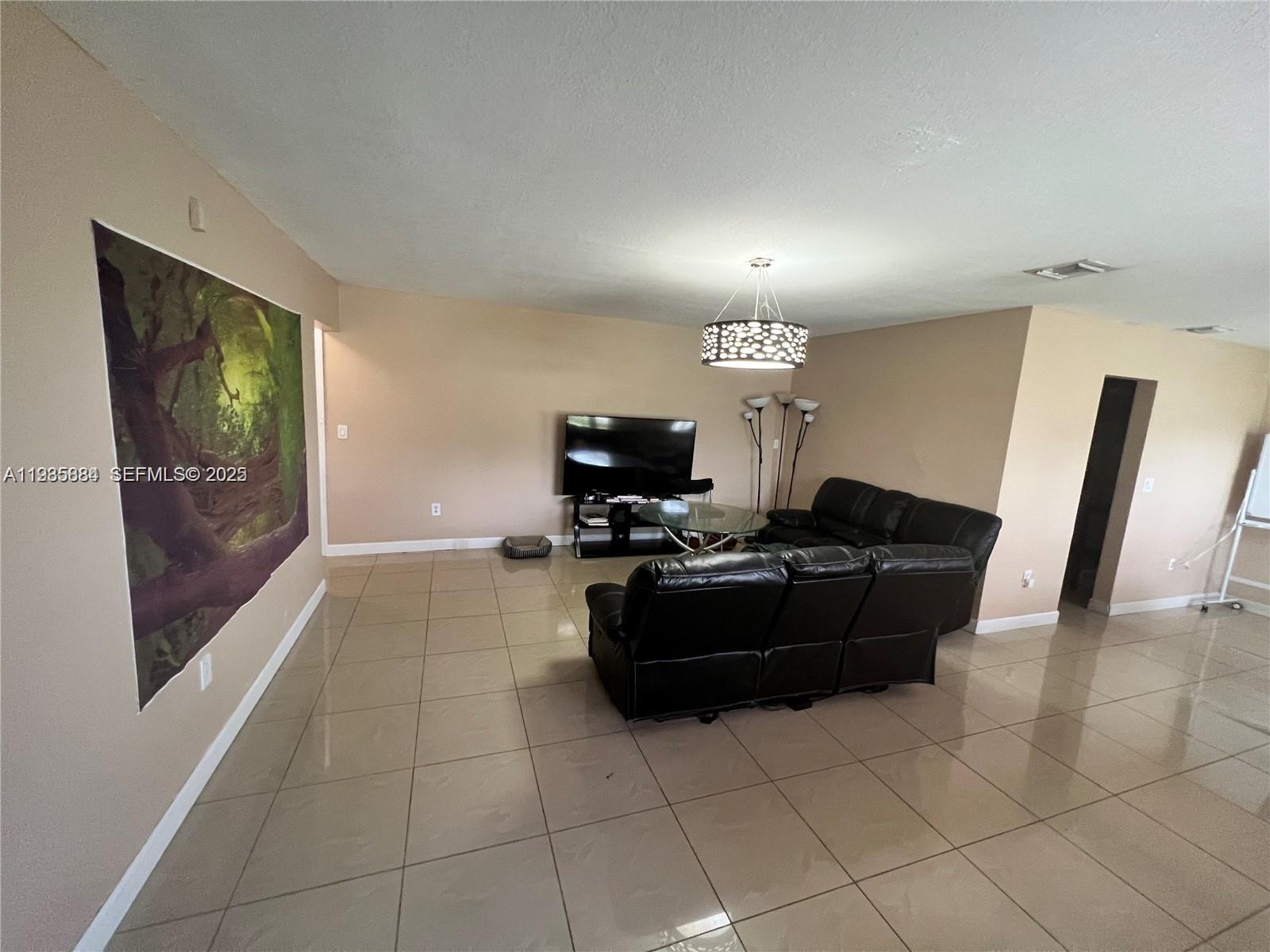   /  2590 кв.футов $ 2025-12-28 0 Фото