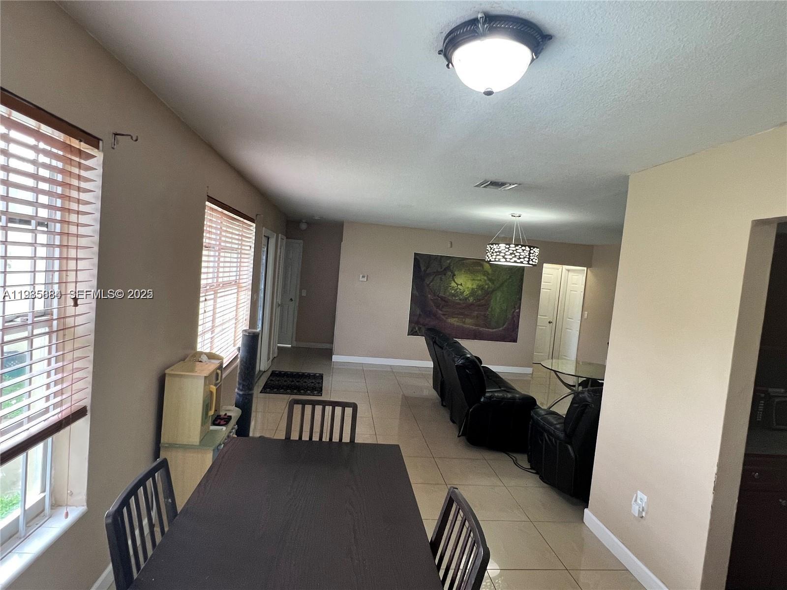   /  2590 кв.футов $ 2025-12-28 0 Фото