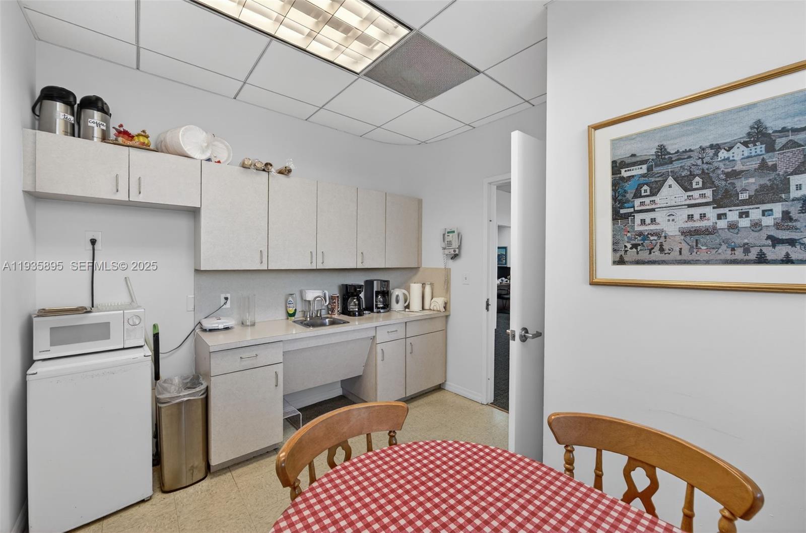 201  /   sq. ft. $ 2025-12-28 0 foto