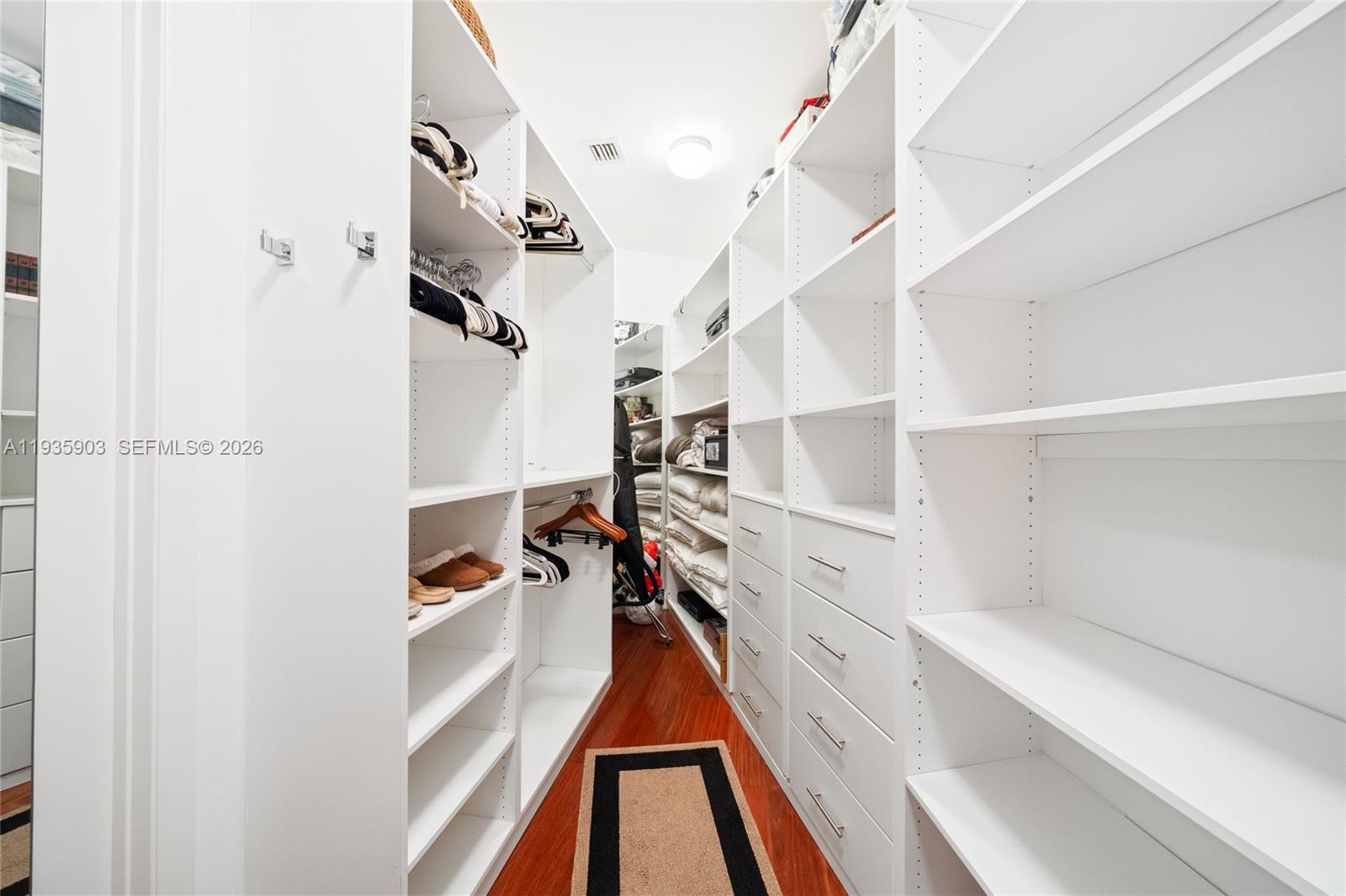 Подробнее 3906 2 / 4 2327 кв.футов $ 2025-12-28 0 Фото