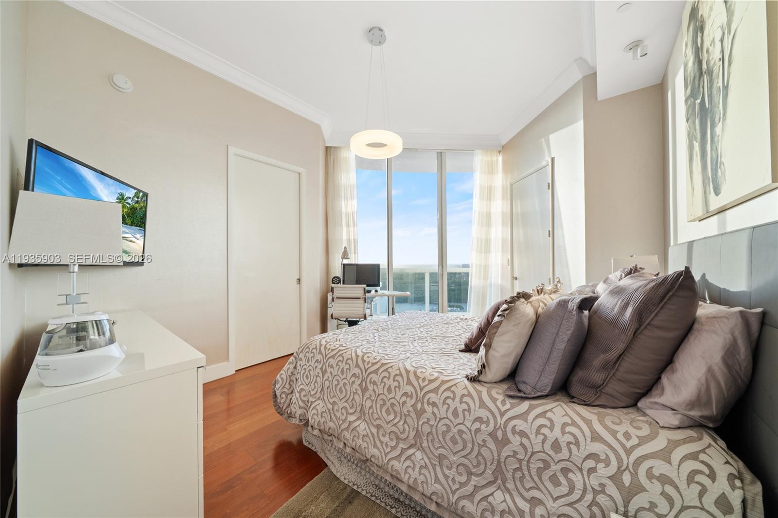 Подробнее 3906 2 / 4 2327 кв.футов $ 2025-12-28 0 Фото