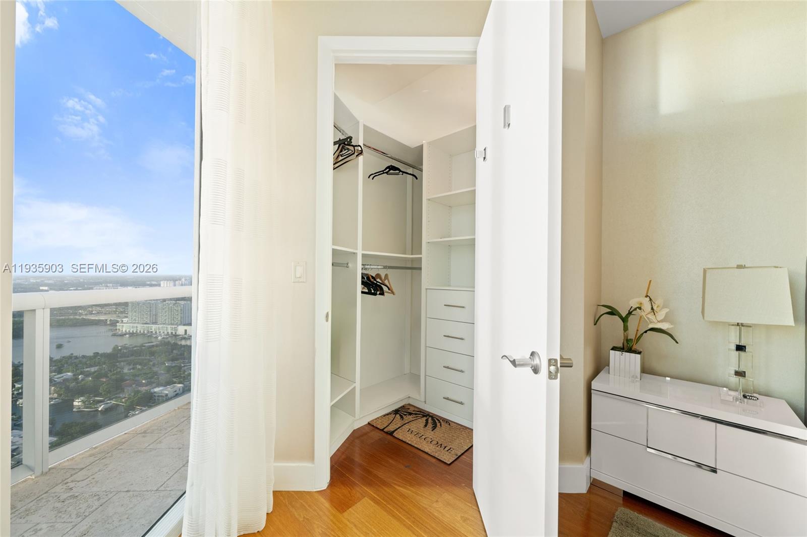 Подробнее 3906 2 / 4 2327 кв.футов $ 2025-12-28 0 Фото