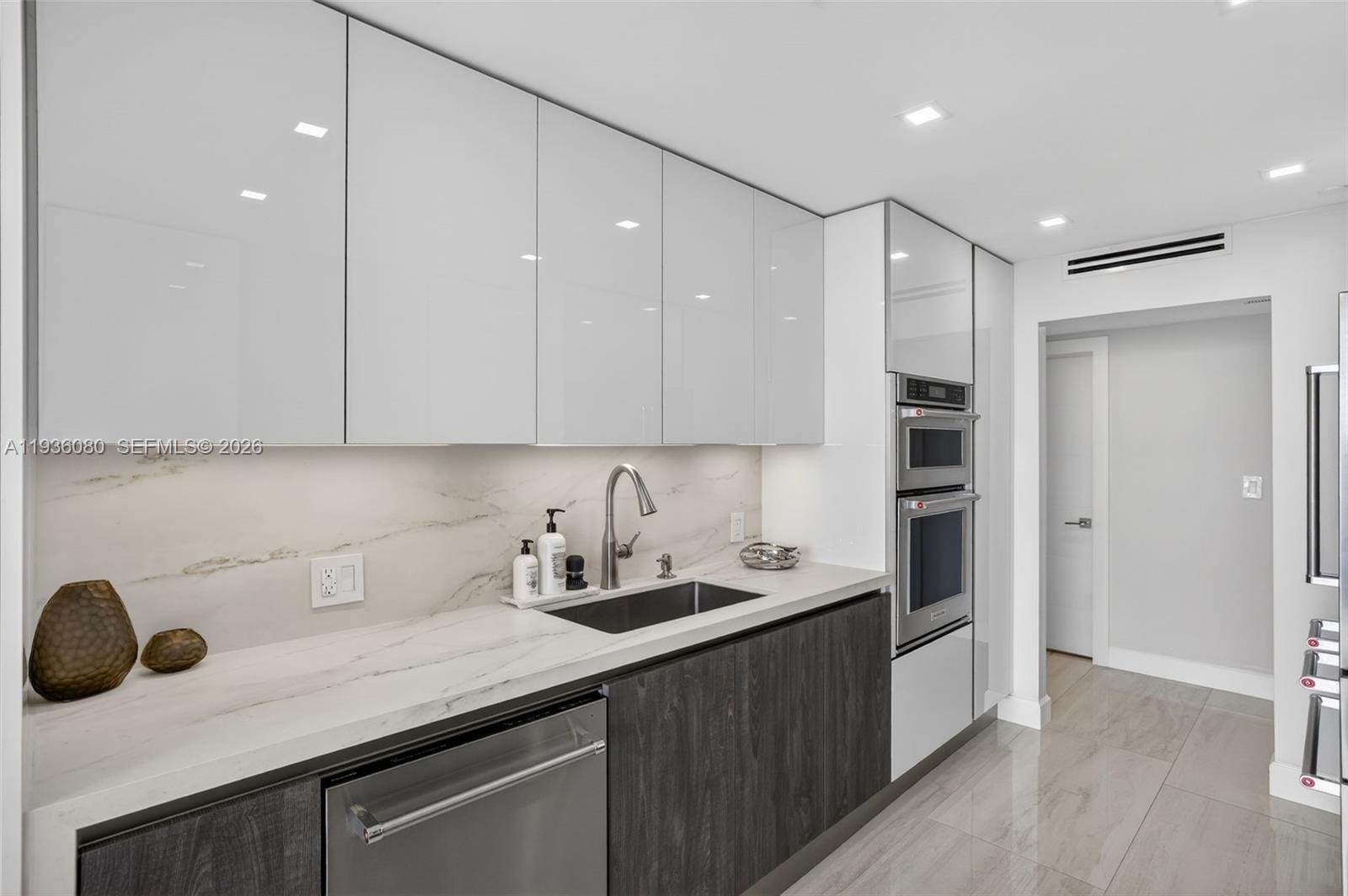 2306 3 / 4 2390 sq. ft. $ 2025-12-29 0 Photo