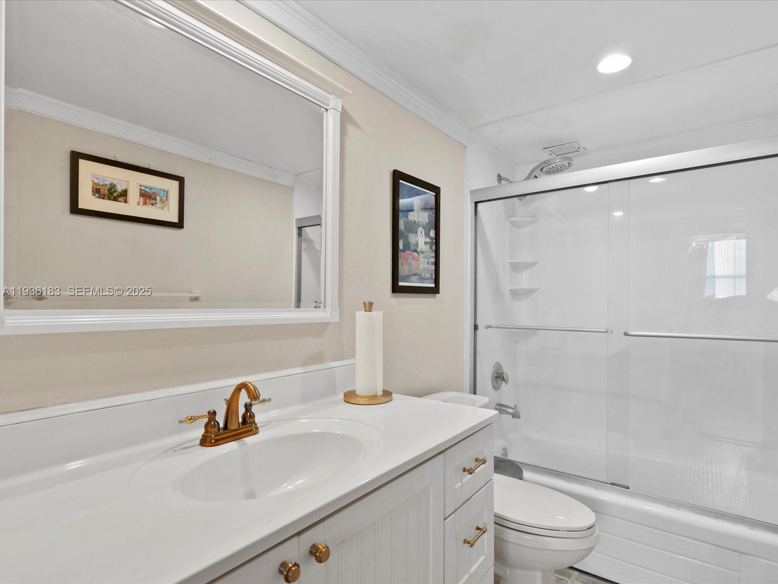 Photo of 437 Golden Isles Dr #9H, Hallandale Beach, Florida, 33009 - Bathroom suite