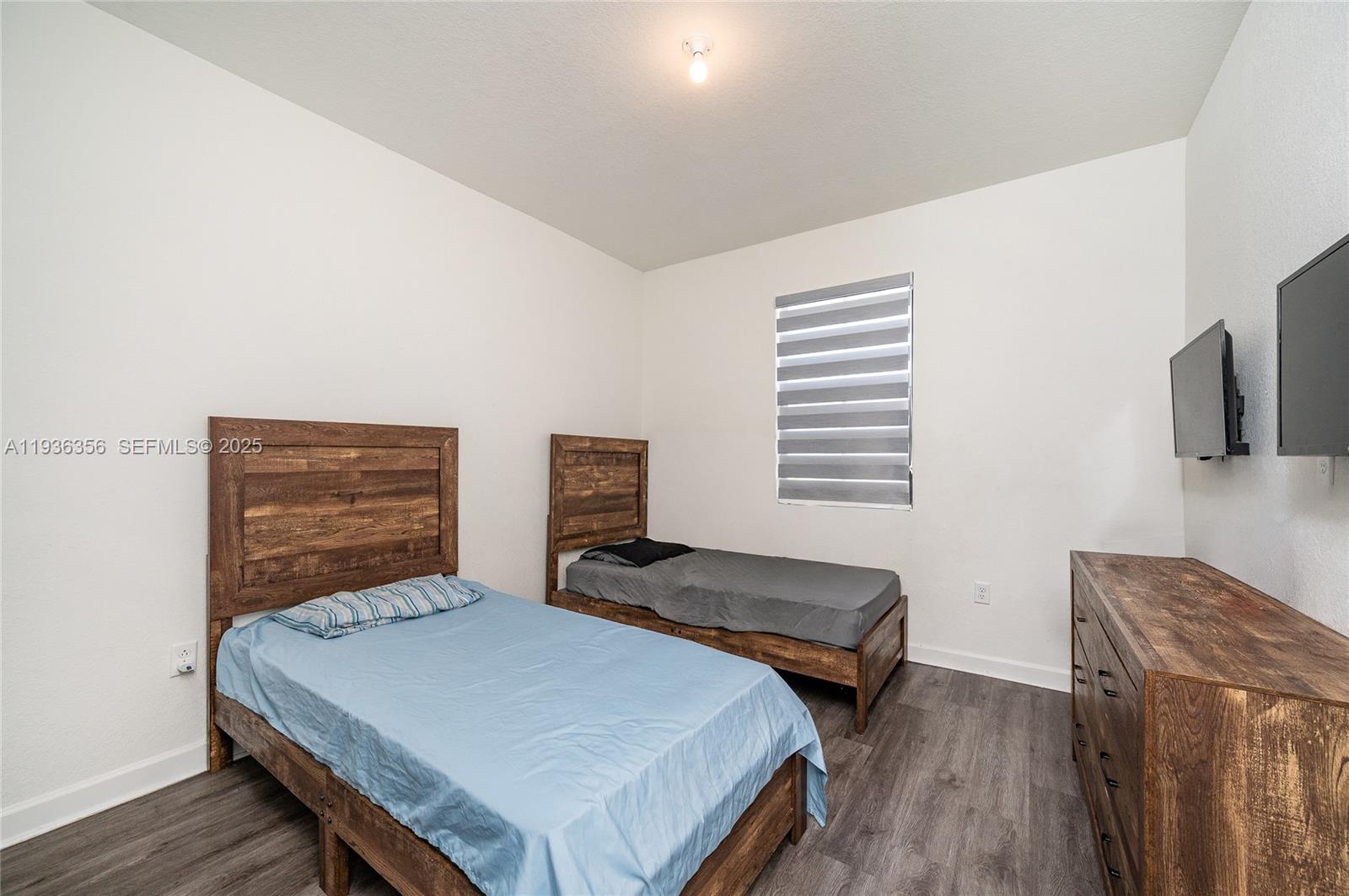 Ver detalles 23061 4 / 3 1820 sq. ft. $ 2025-12-29 0 foto