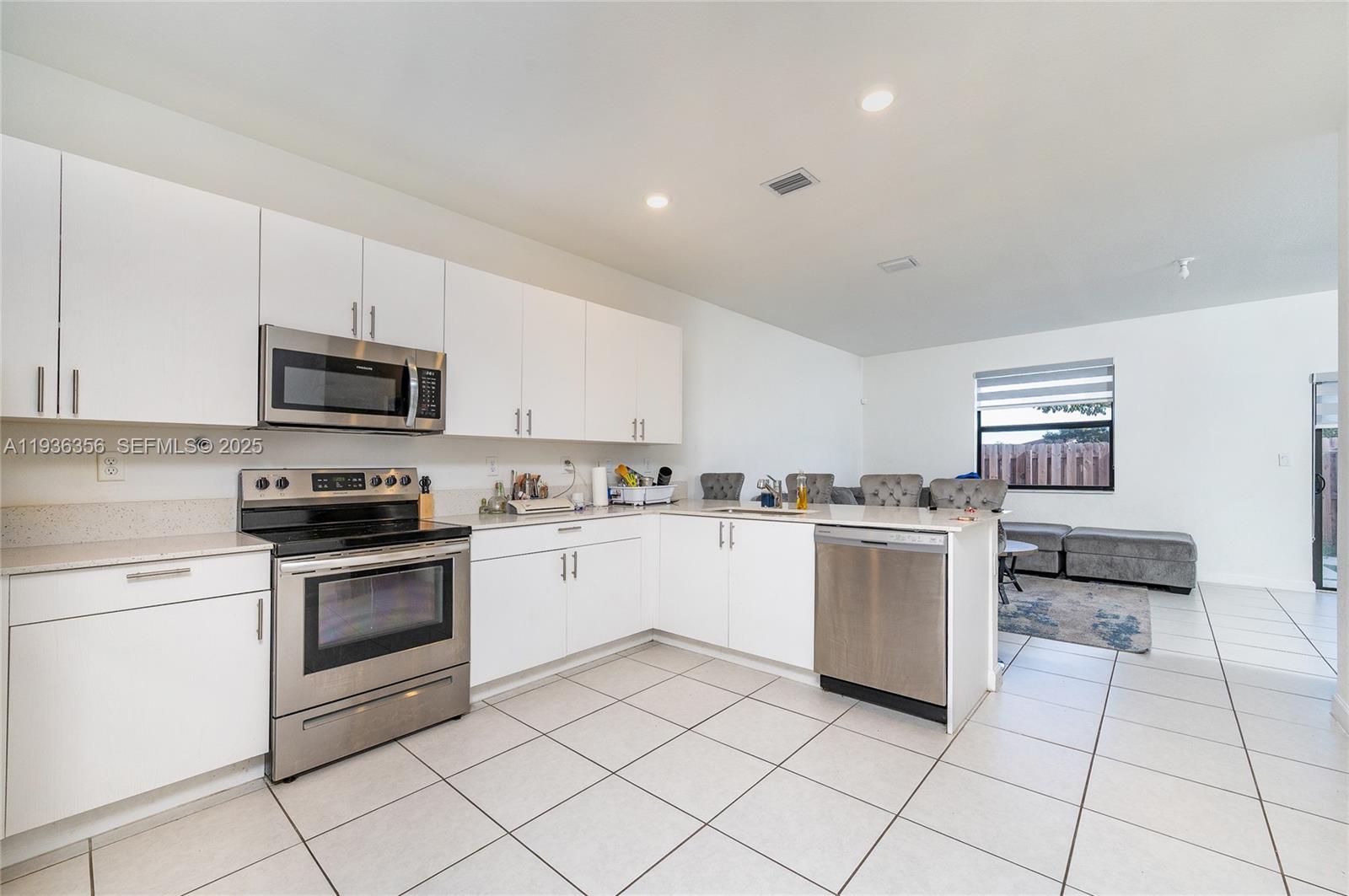 Ver detalles 23061 4 / 3 1820 sq. ft. $ 2025-12-29 0 foto