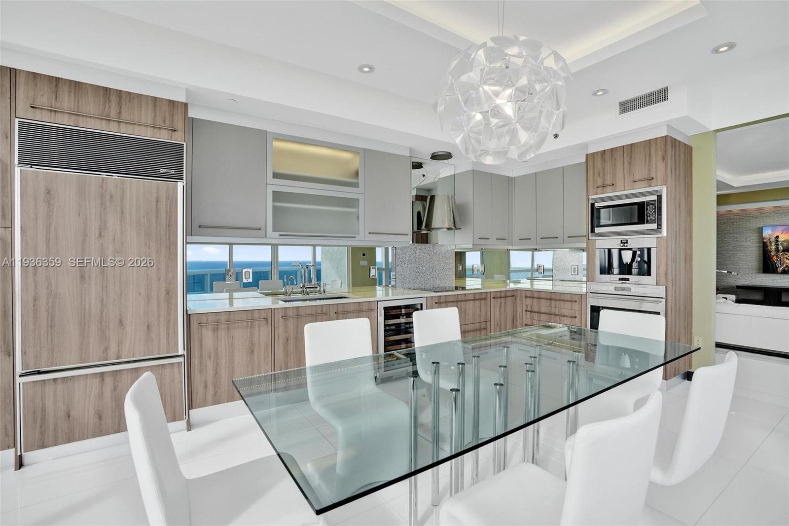 2201 3 / 4 2928 кв.футов $ 2025-12-29 0 Фото