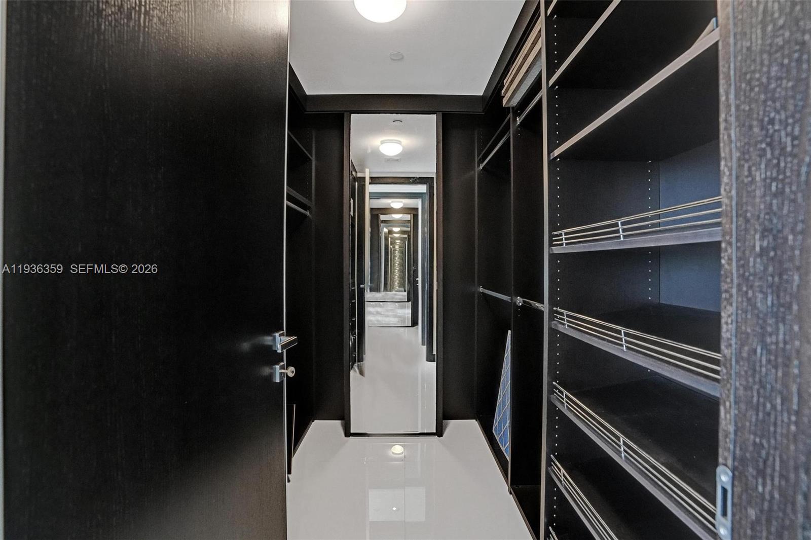 2201 3 / 4 2928 кв.футов $ 2025-12-29 0 Фото