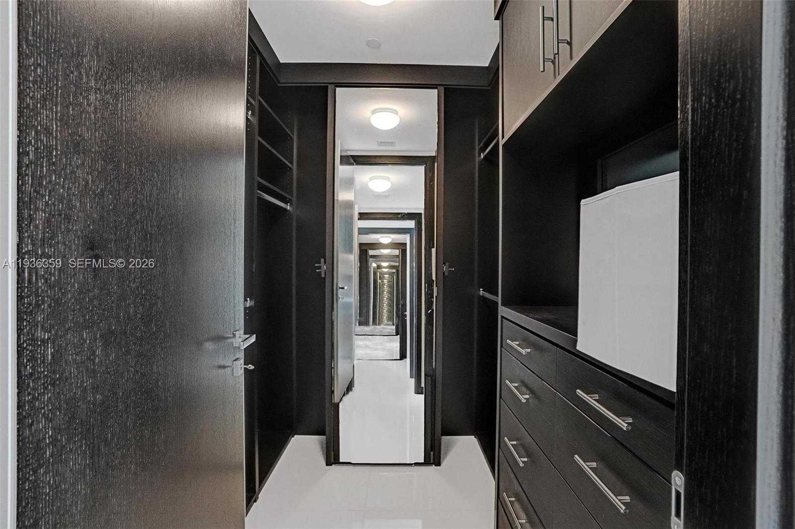 2201 3 / 4 2928 кв.футов $ 2025-12-29 0 Фото