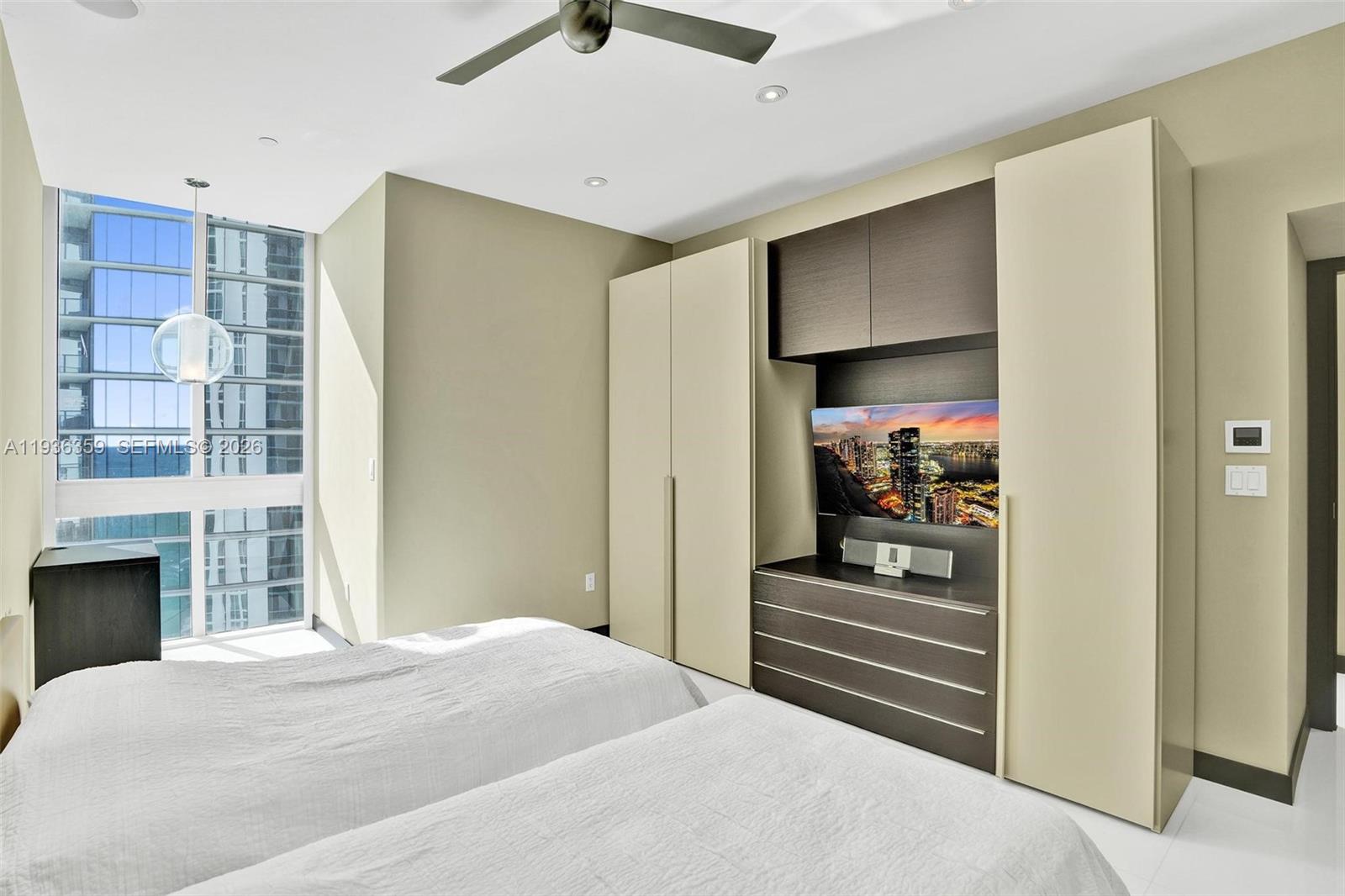 2201 3 / 4 2928 кв.футов $ 2025-12-29 0 Фото