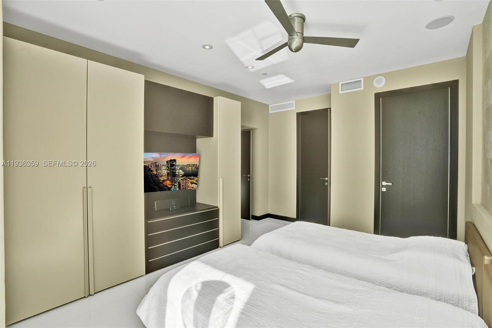 2201 3 / 4 2928 кв.футов $ 2025-12-29 0 Фото