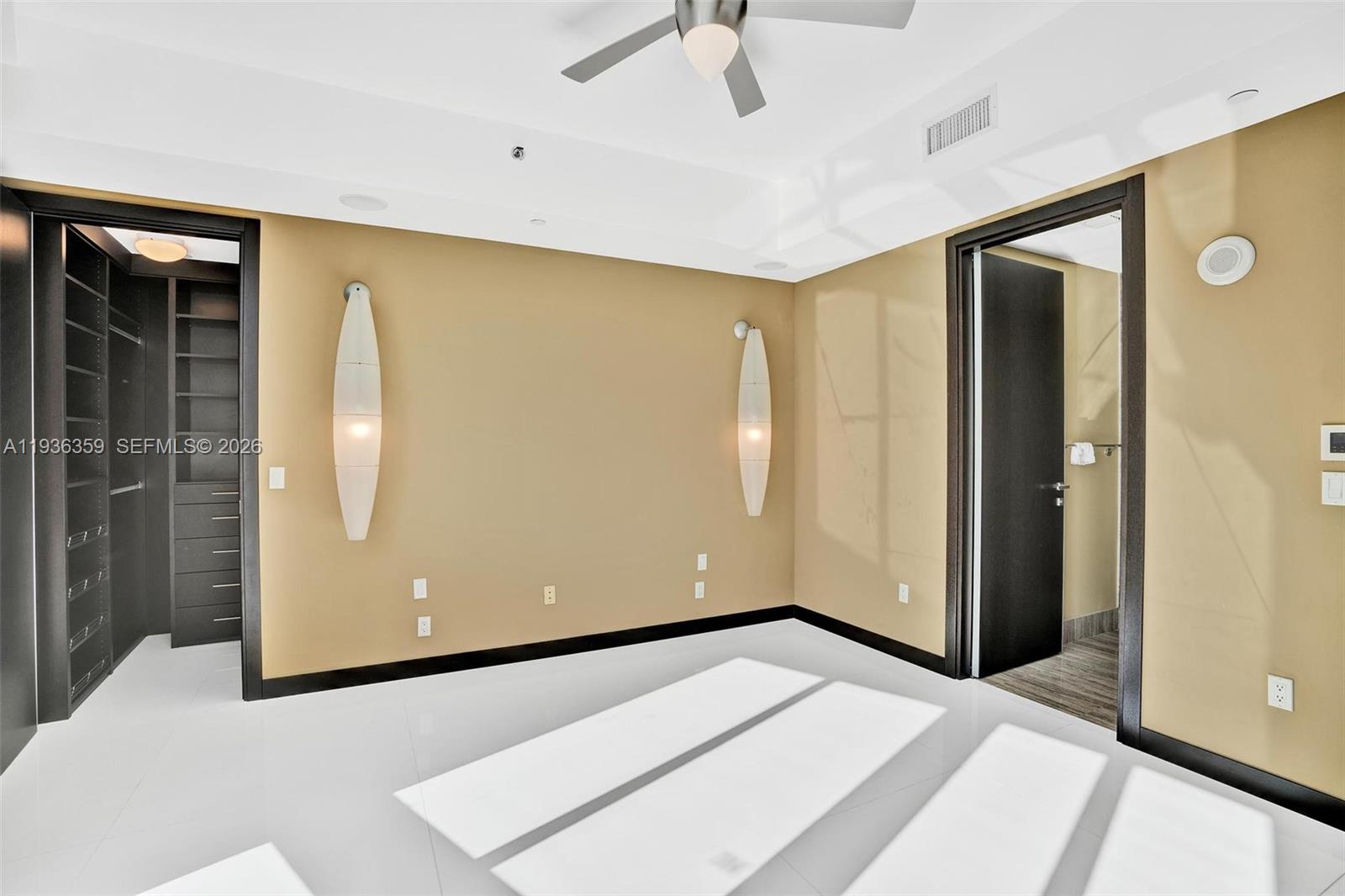 2201 3 / 4 2928 кв.футов $ 2025-12-29 0 Фото