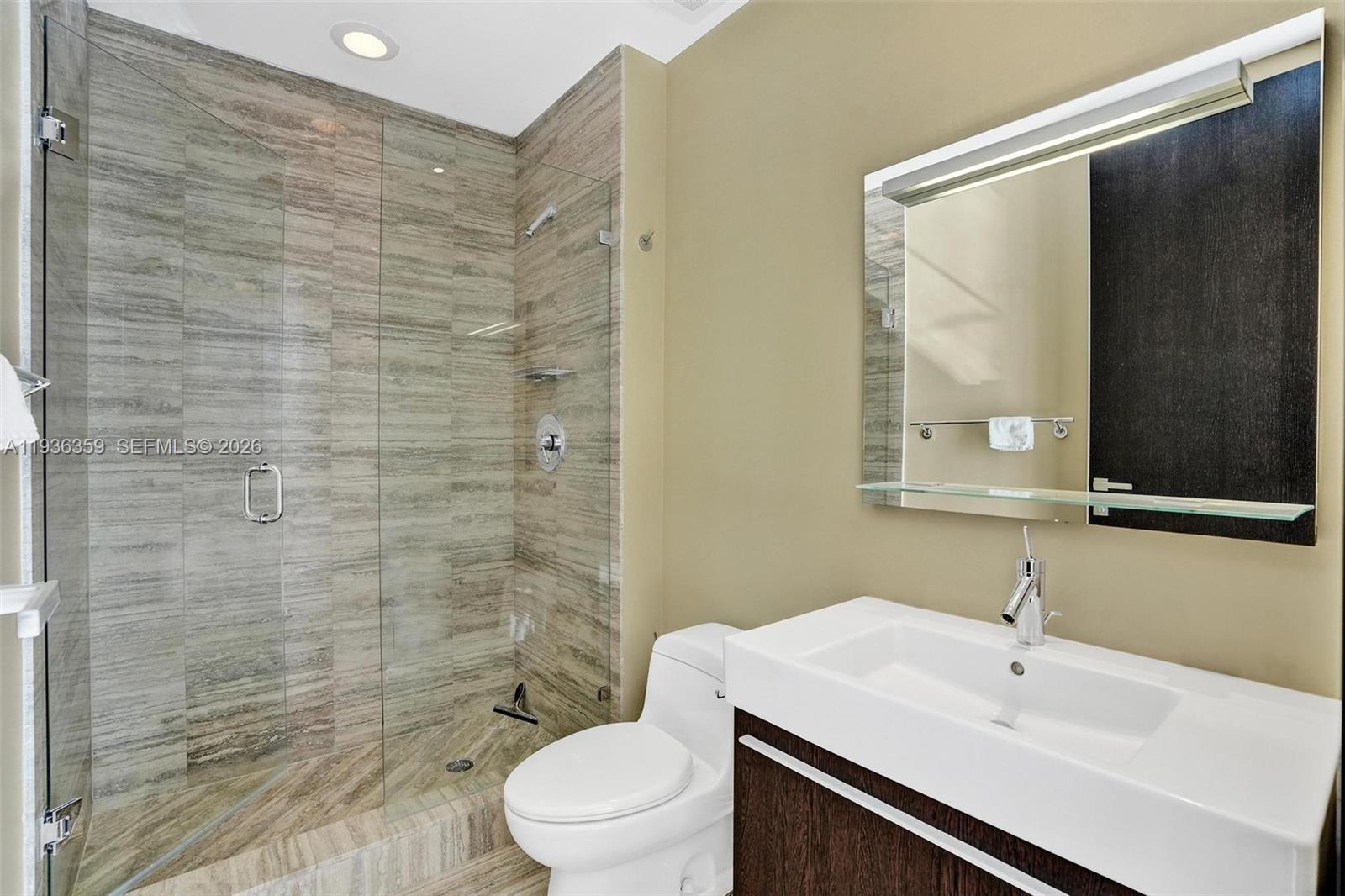 2201 3 / 4 2928 кв.футов $ 2025-12-29 0 Фото