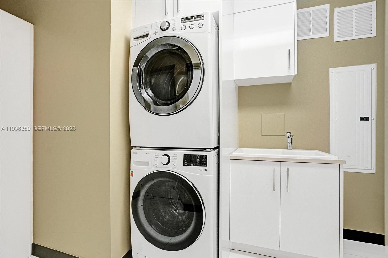 2201 3 / 4 2928 кв.футов $ 2025-12-29 0 Фото