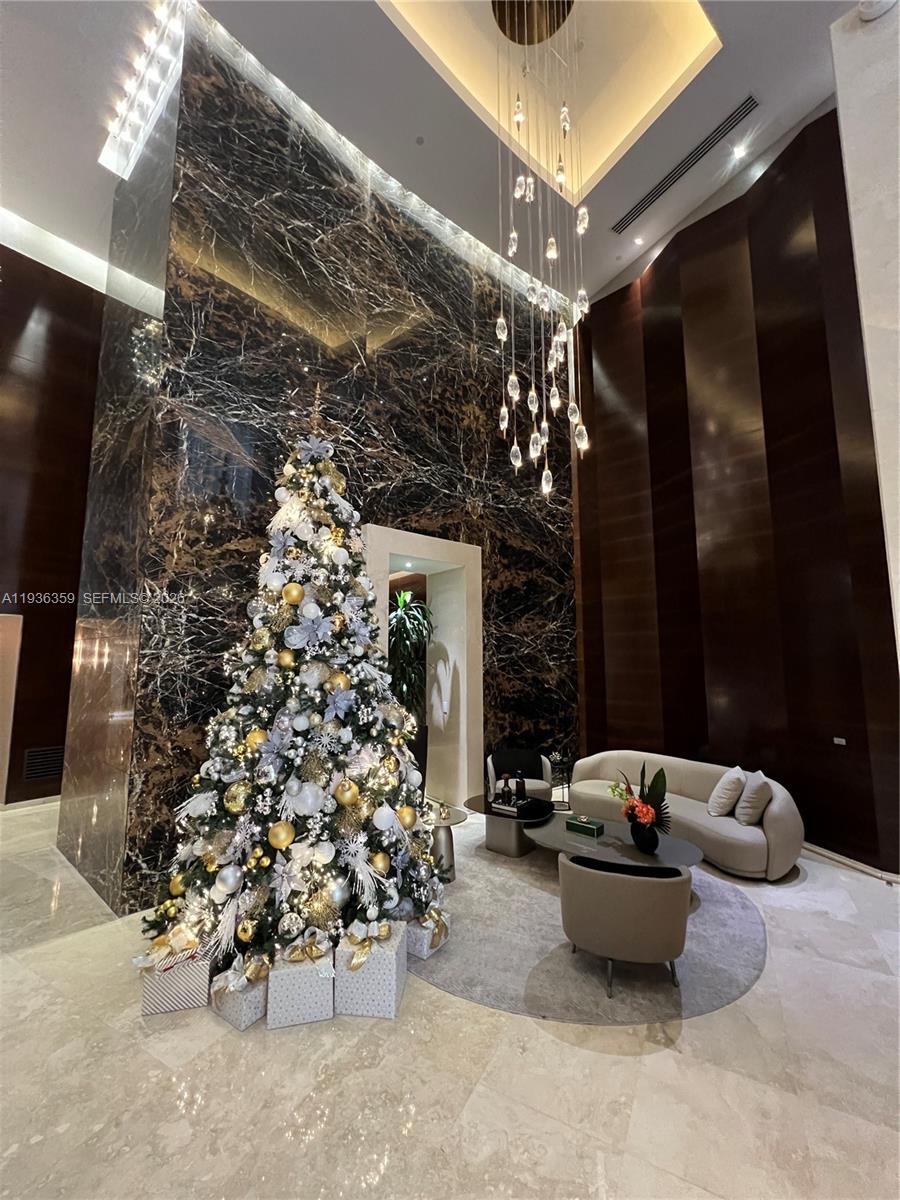 2201 3 / 4 2928 кв.футов $ 2025-12-29 0 Фото