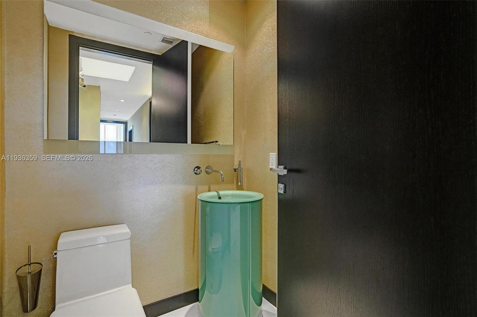 2201 3 / 4 2928 кв.футов $ 2025-12-29 0 Фото