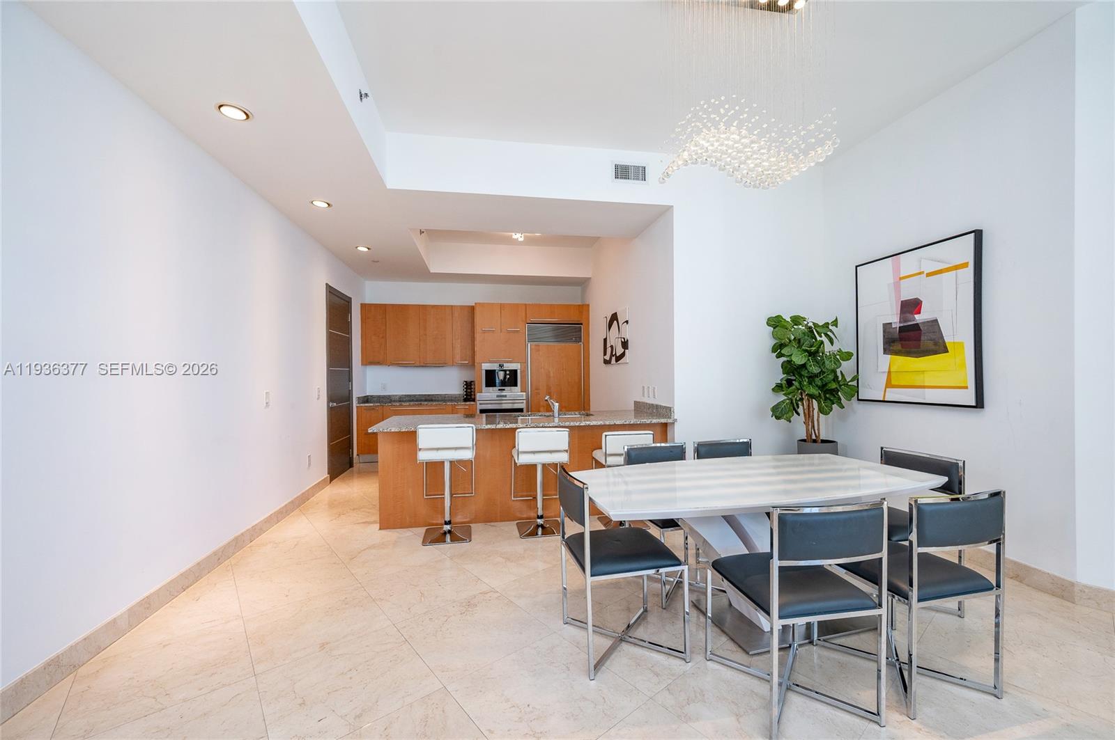 3807 3 / 3 2106 sq. ft. $ 2025-12-30 0 foto