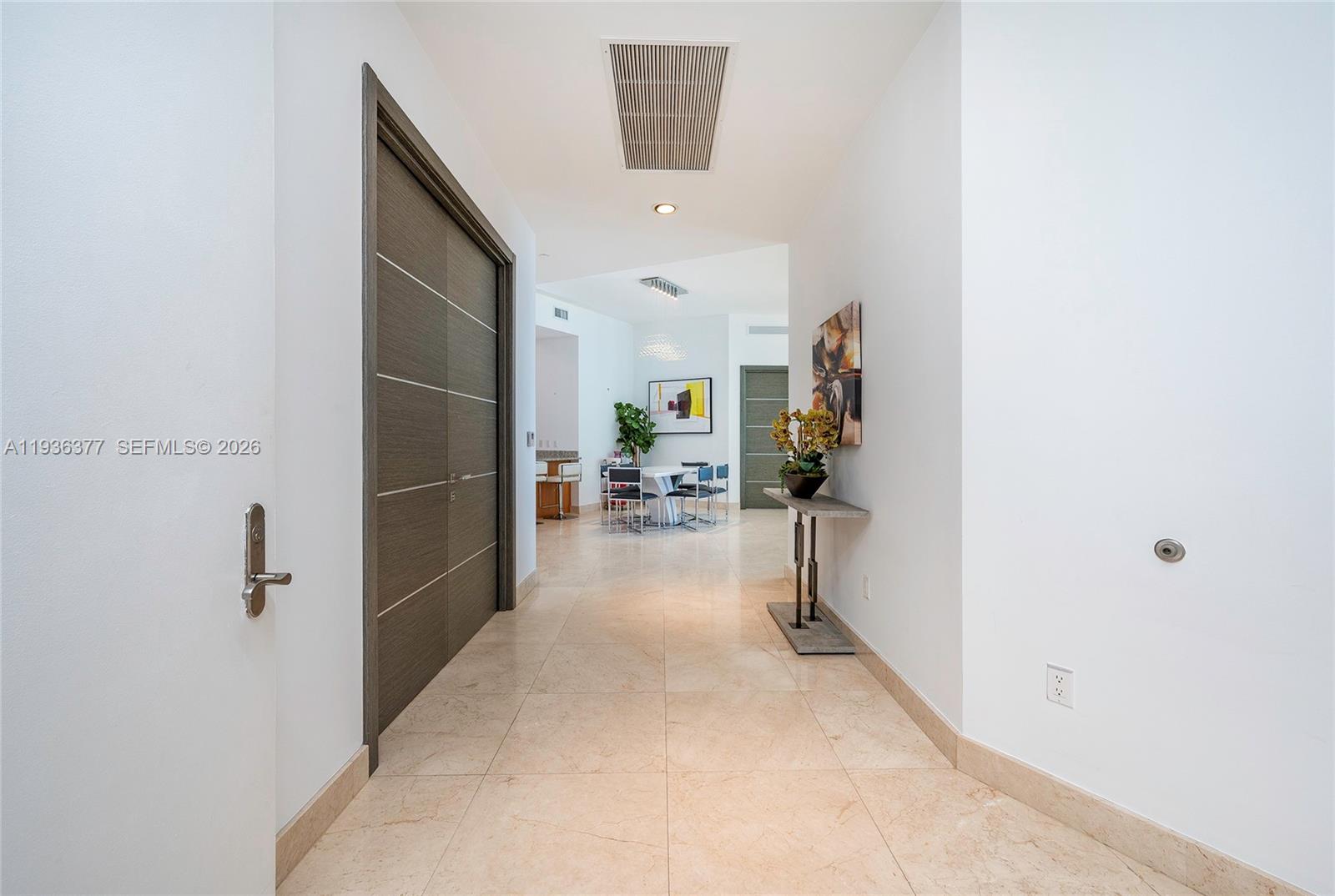 3807 3 / 3 2106 sq. ft. $ 2025-12-30 0 foto