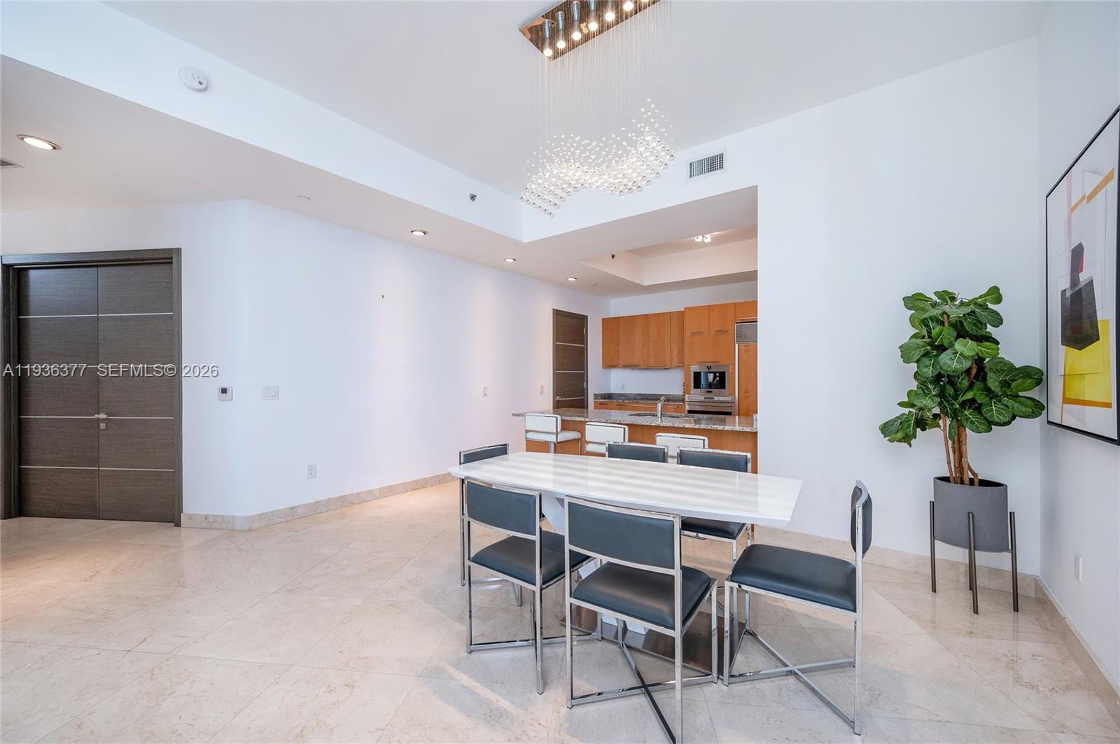 3807 3 / 3 2106 sq. ft. $ 2025-12-30 0 foto