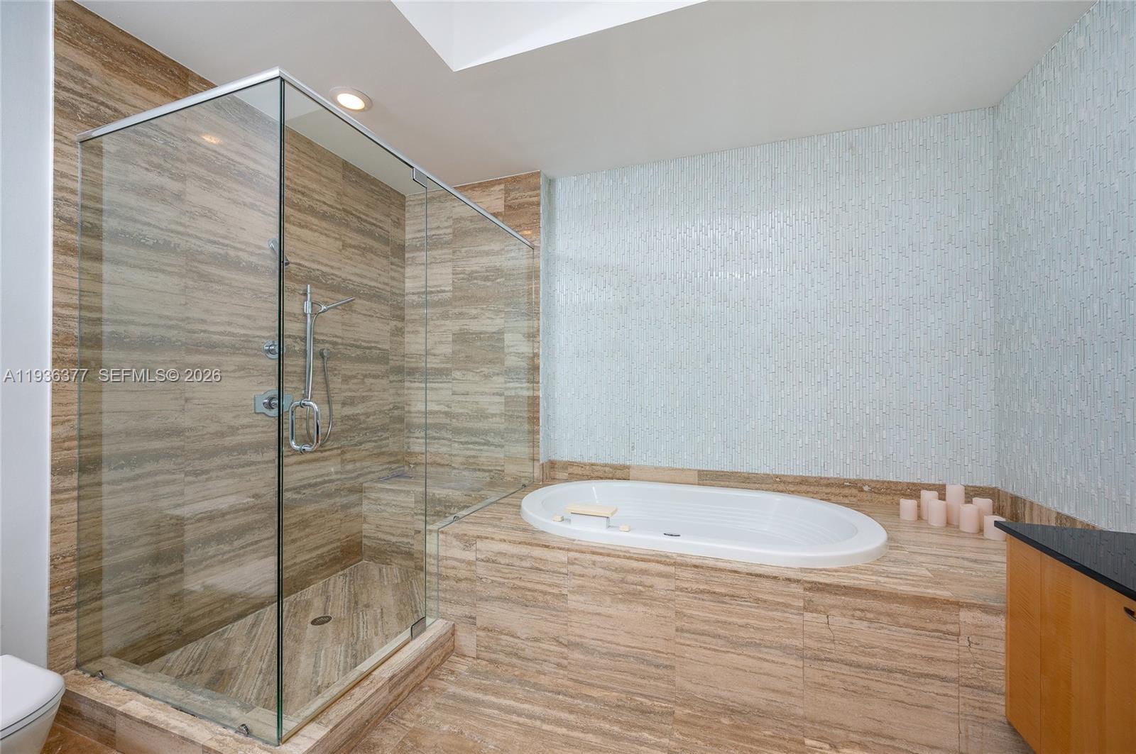 3807 3 / 3 2106 sq. ft. $ 2025-12-30 0 foto