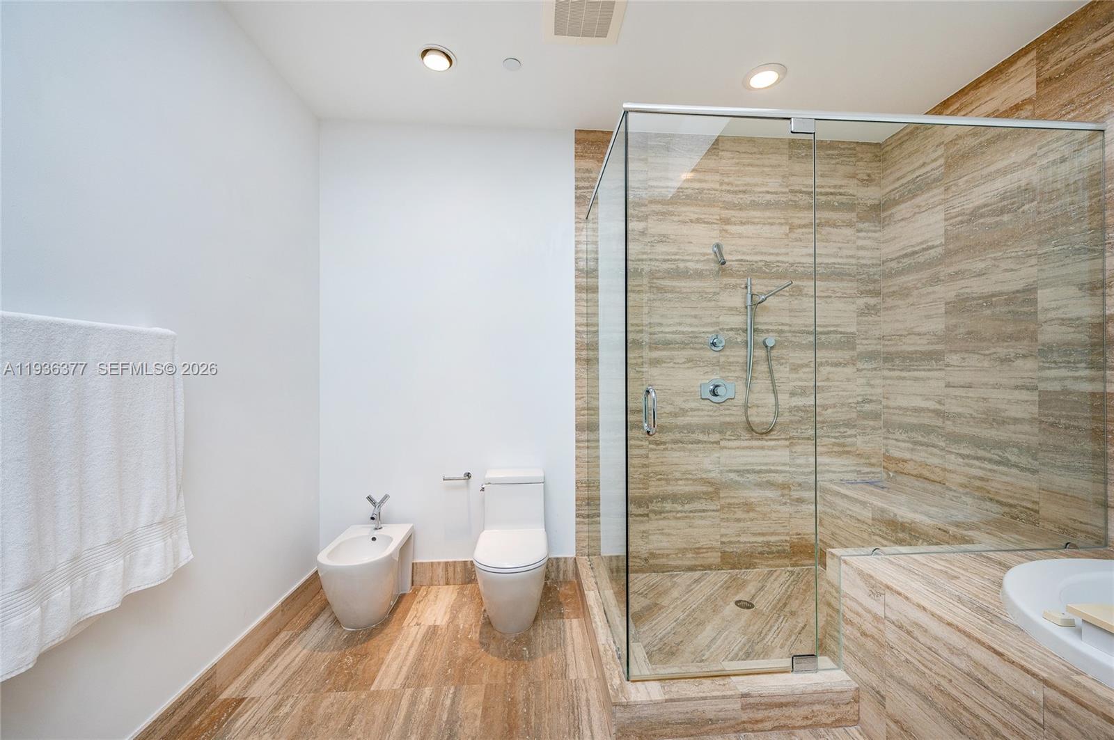 3807 3 / 3 2106 sq. ft. $ 2025-12-30 0 foto