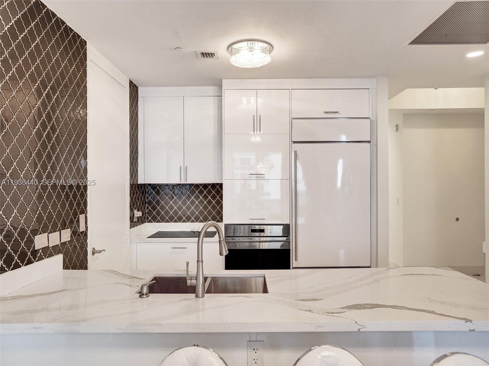 702 3 / 4 1979 sq. ft. $ 2025-12-30 0 foto