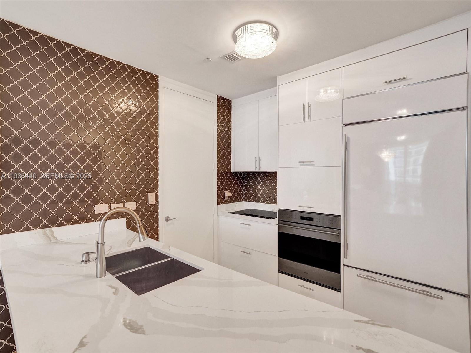 702 3 / 4 1979 sq. ft. $ 2025-12-30 0 foto