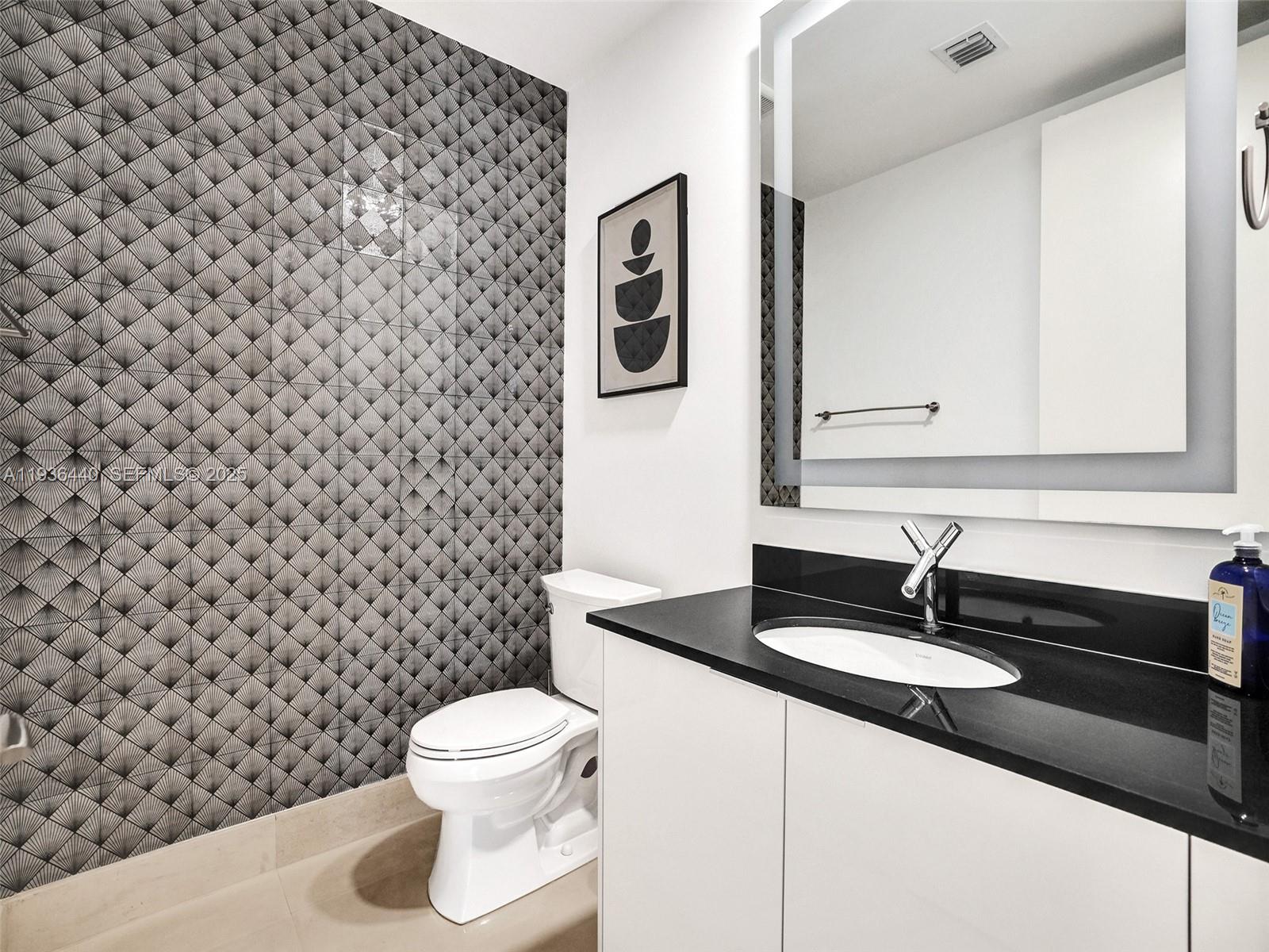 702 3 / 4 1979 sq. ft. $ 2025-12-30 0 foto