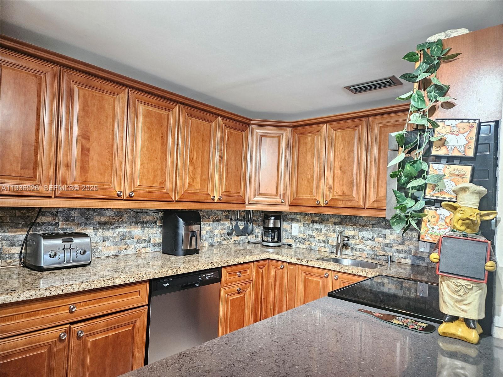 See details 62 2 / 2 820 sq. ft. $ 2025-12-30 0 Photo