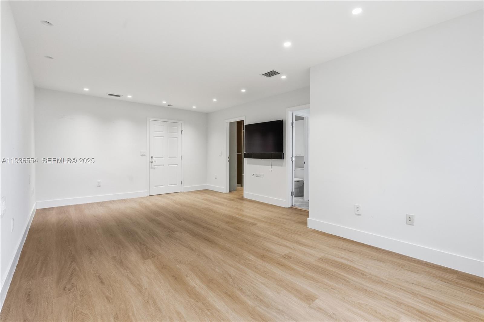 Photo of 3135 NE 211 ST  (3135), Aventura, Florida, 33180 - 