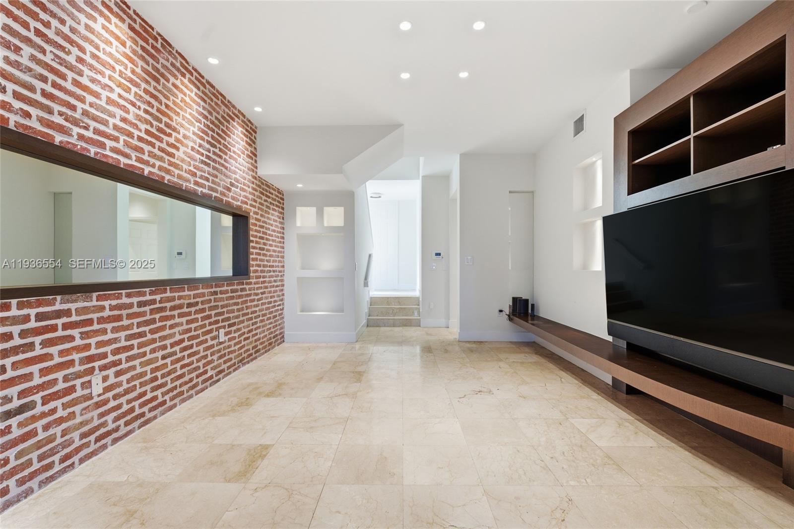 Photo of 3135 NE 211 ST  (3135), Aventura, Florida, 33180 - 