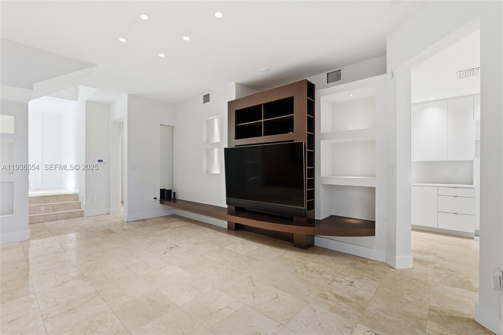 Photo of 3135 NE 211 ST  (3135), Aventura, Florida, 33180 - 