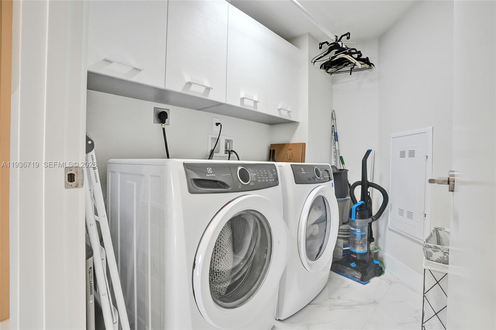 See details 4-1407 3 / 4 1892 sq. ft. $ 2025-12-30 0 Photo