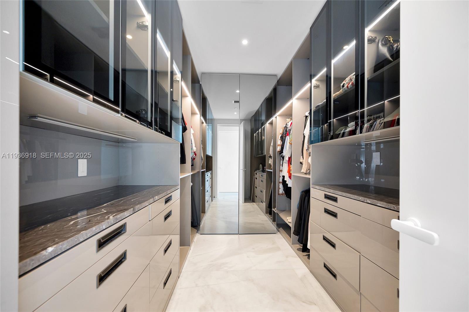 30B 3 / 4 2549 sq. ft. $ 2025-12-31 0 foto