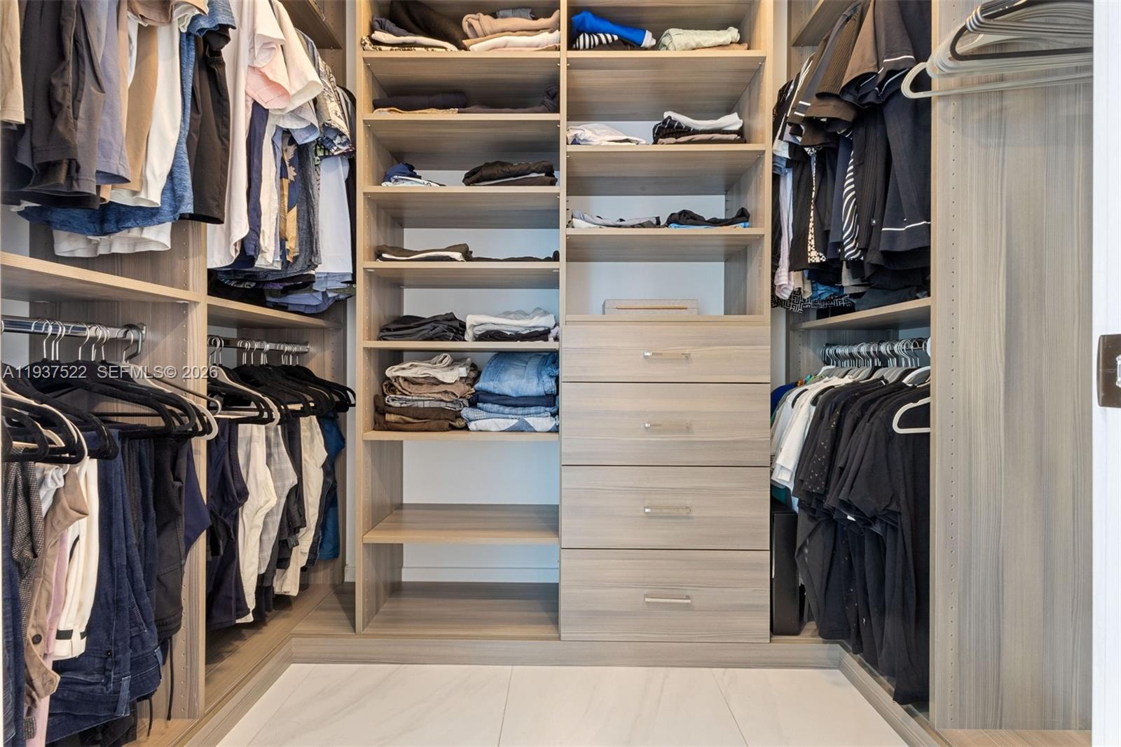 905 2 / 3 1675 sq. ft. $ 2026-01-02 0 Photo