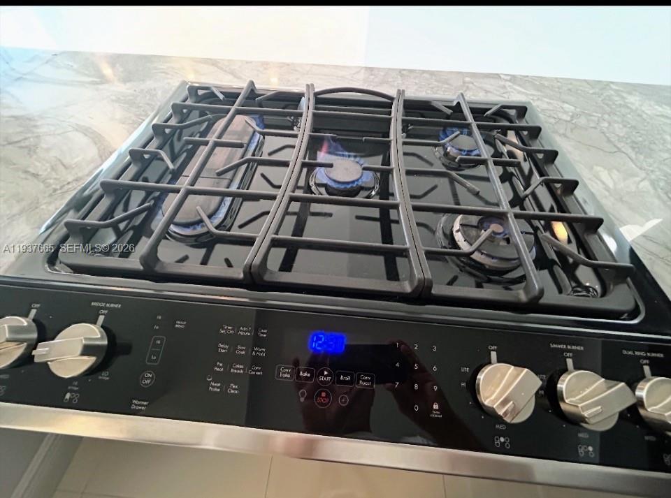 Photo of 2030 Ocean Dr  #506, Hallandale Beach, Florida, 33009 - natural gas oven for gourmet cooking