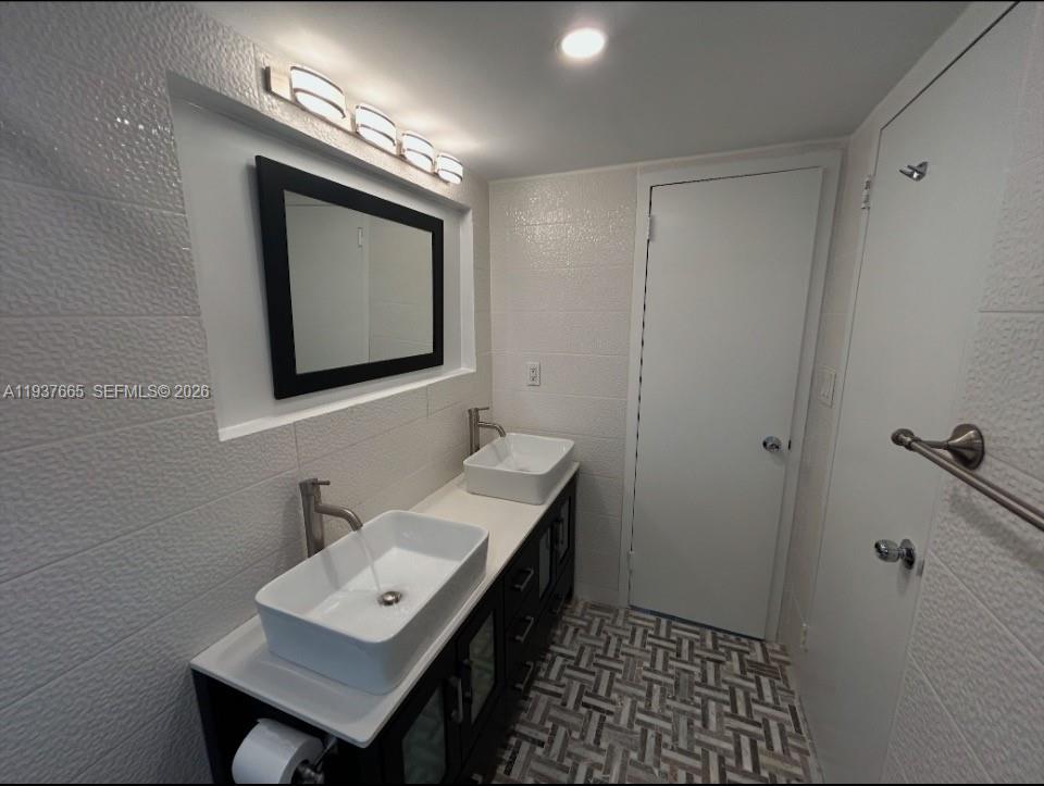 Photo of 2030 Ocean Dr  #506, Hallandale Beach, Florida, 33009 - second bathroom