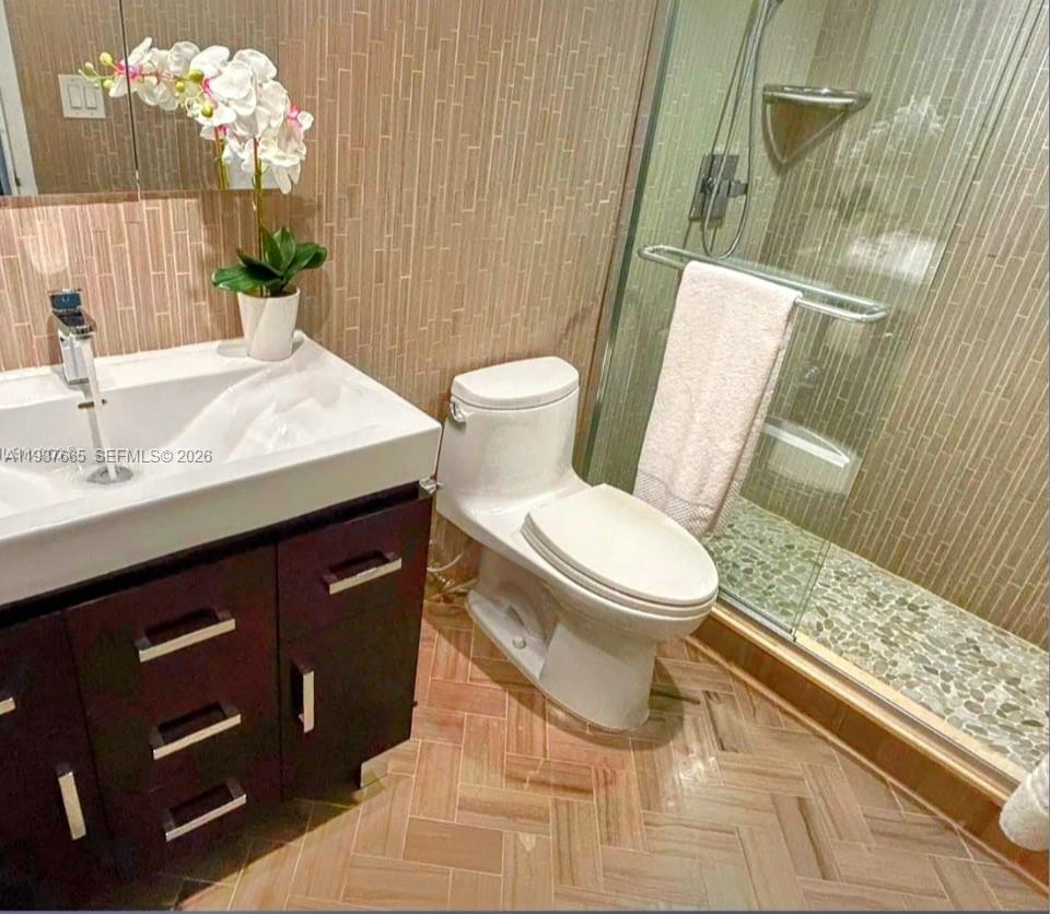 Photo of 2030 Ocean Dr  #506, Hallandale Beach, Florida, 33009 - principle bathroom suite