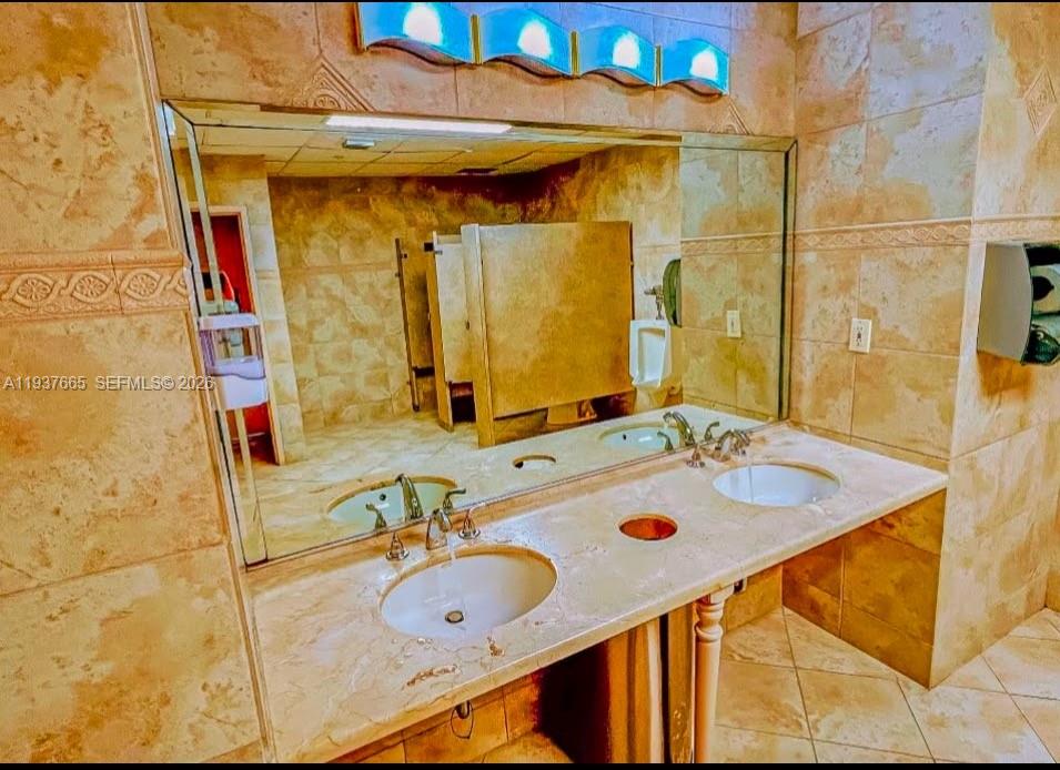 Photo of 2030 Ocean Dr  #506, Hallandale Beach, Florida, 33009 - common area bathrooms