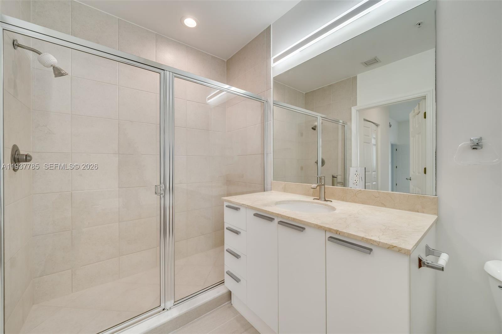 Photo of 140 Dixie Hwy  #1007, Hollywood, Florida, 33020 - master bath