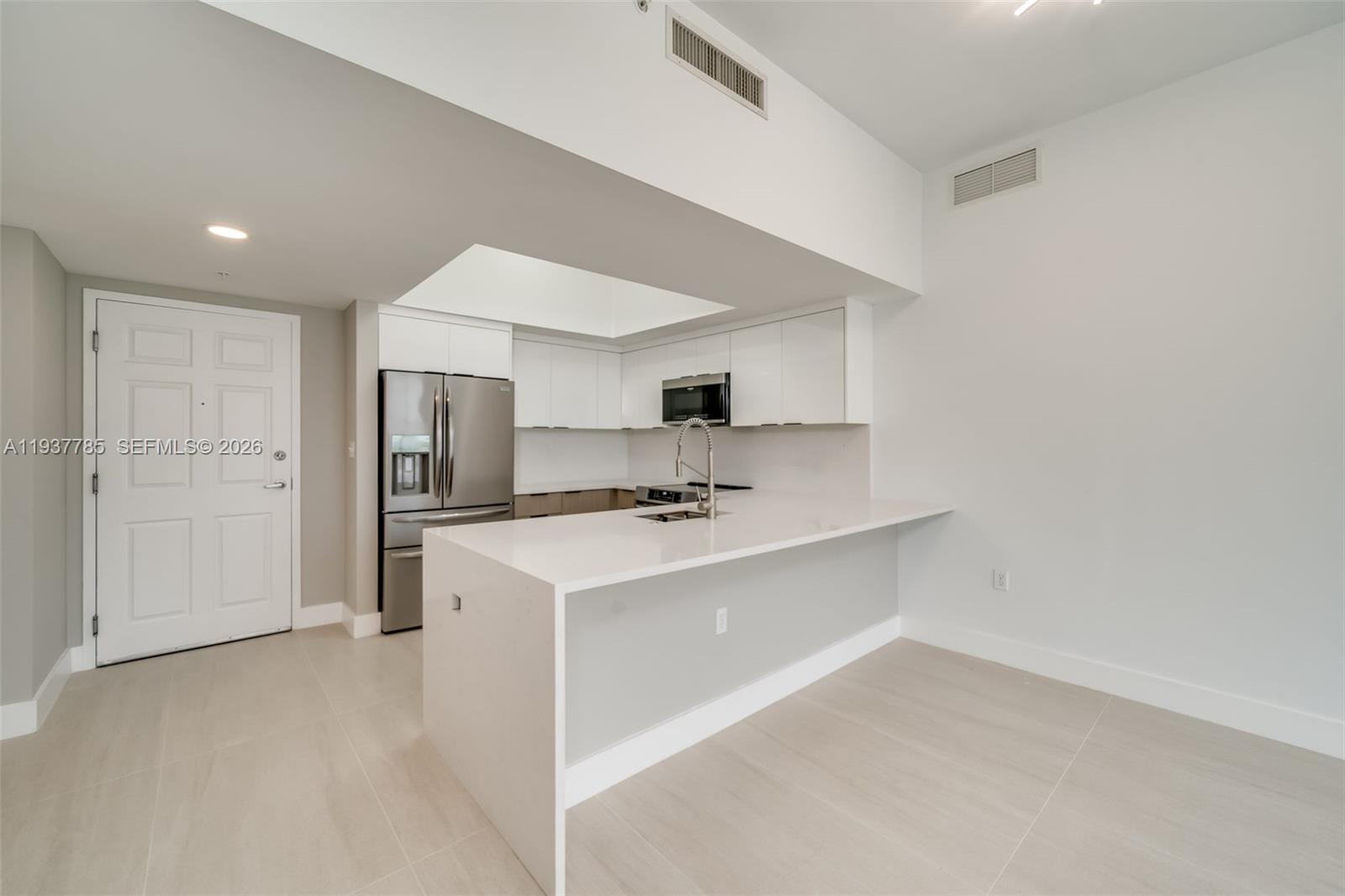 Photo of 140 Dixie Hwy  #1007, Hollywood, Florida, 33020 - kitchen