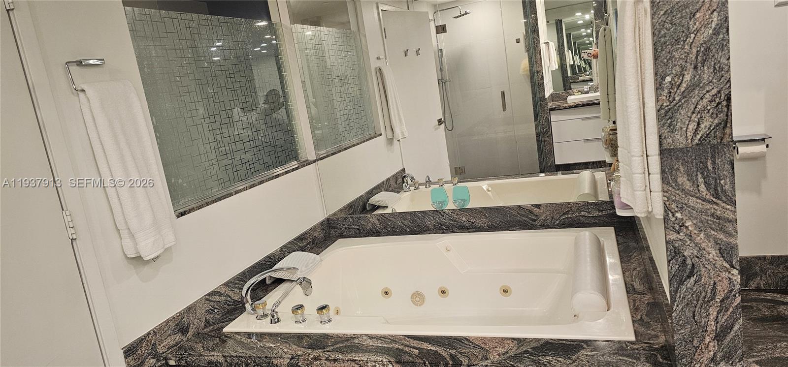 Photo of 3802 207th St #1204, Aventura, Florida, 33180 - Master Tub