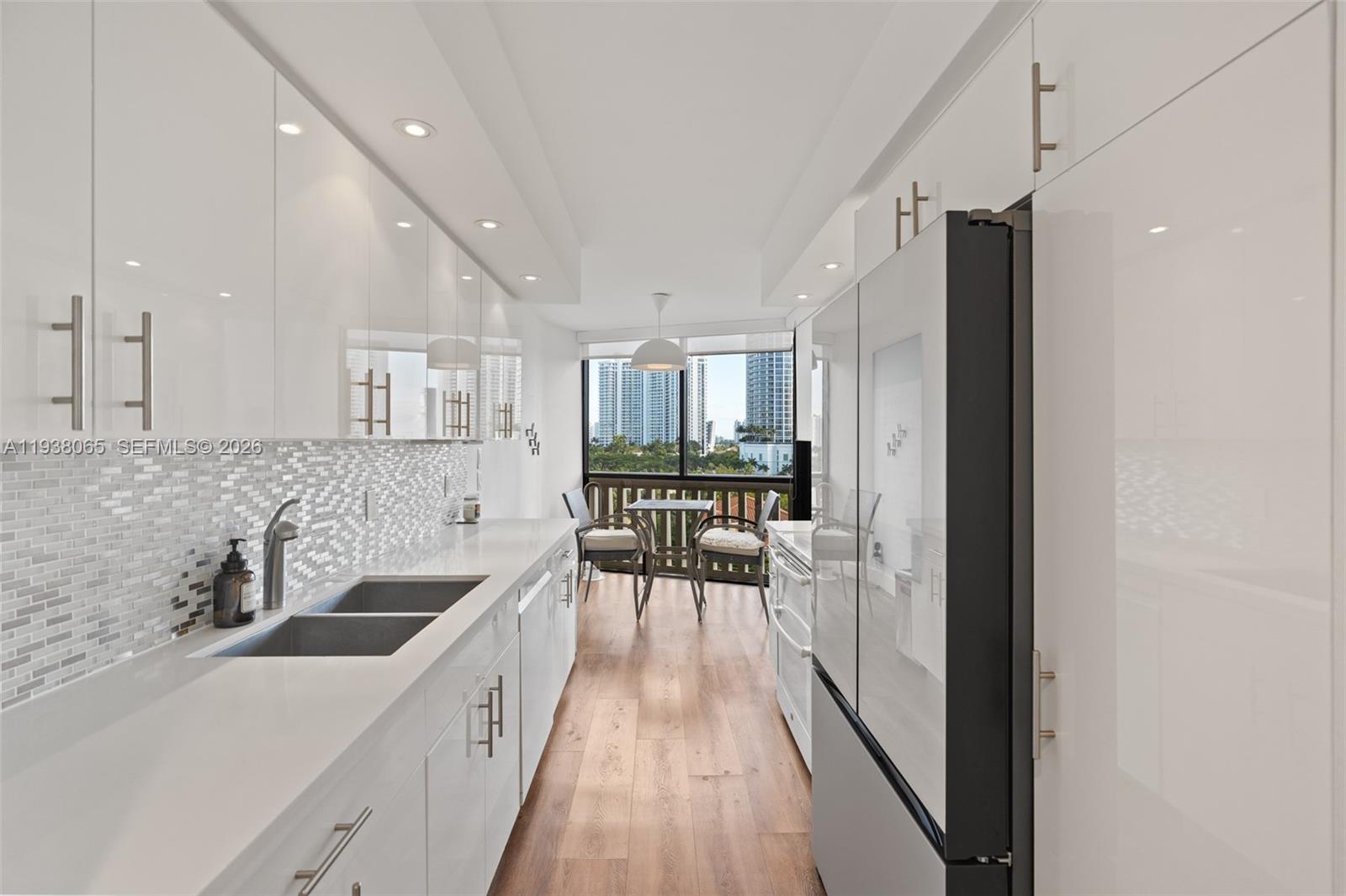 807 3 / 3 1696 sq. ft. $ 2026-01-03 0 foto