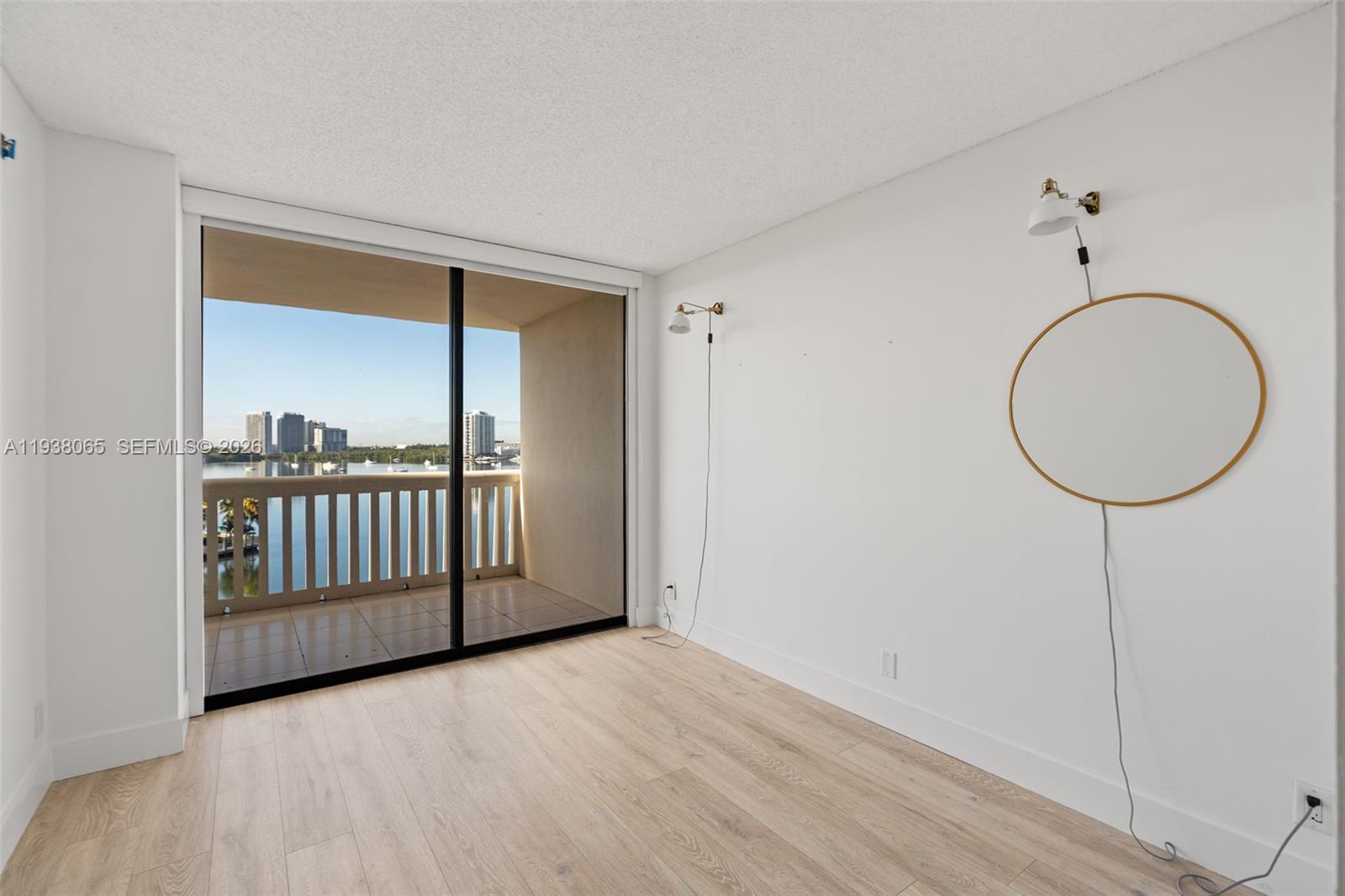 807 3 / 3 1696 sq. ft. $ 2026-01-03 0 foto