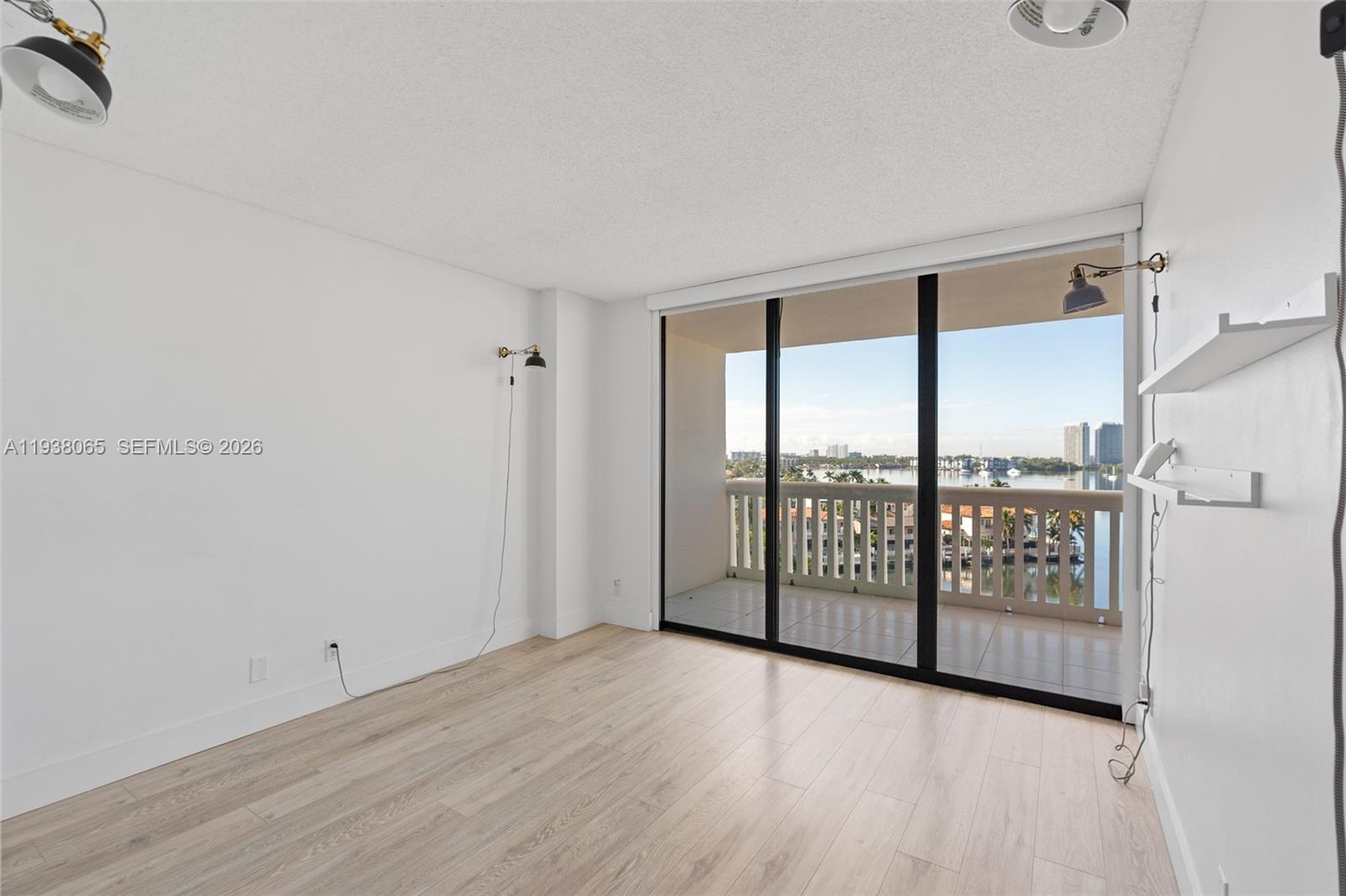 807 3 / 3 1696 sq. ft. $ 2026-01-03 0 foto