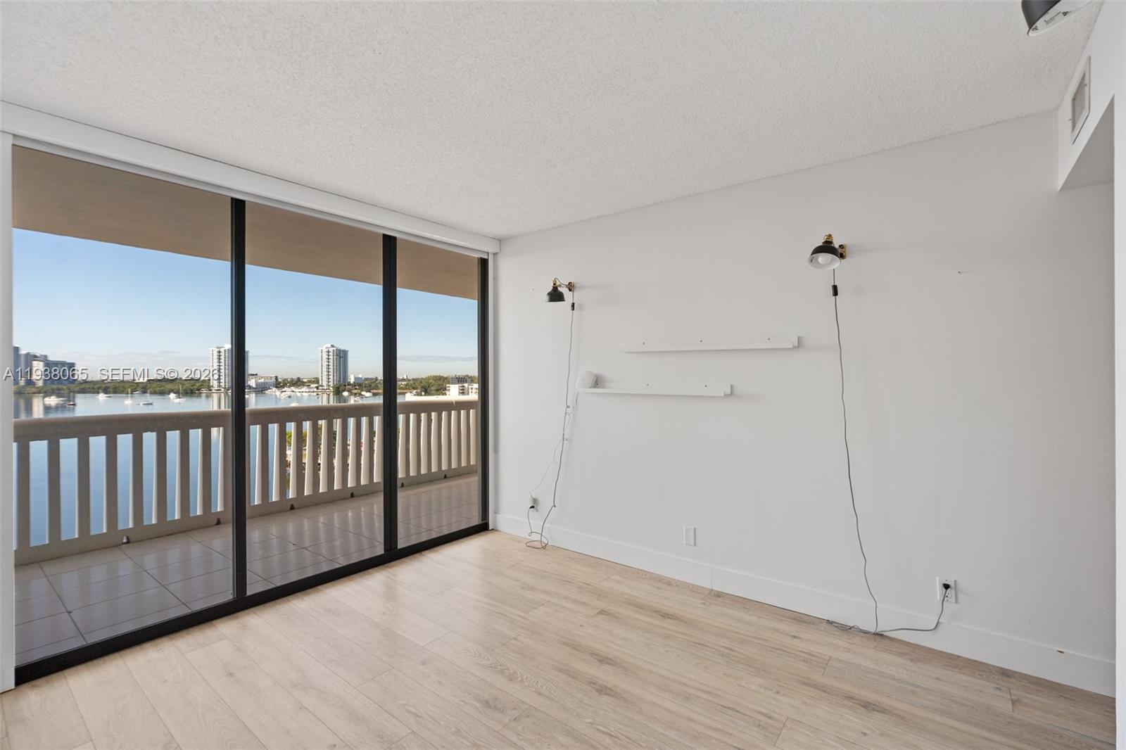 807 3 / 3 1696 sq. ft. $ 2026-01-03 0 foto