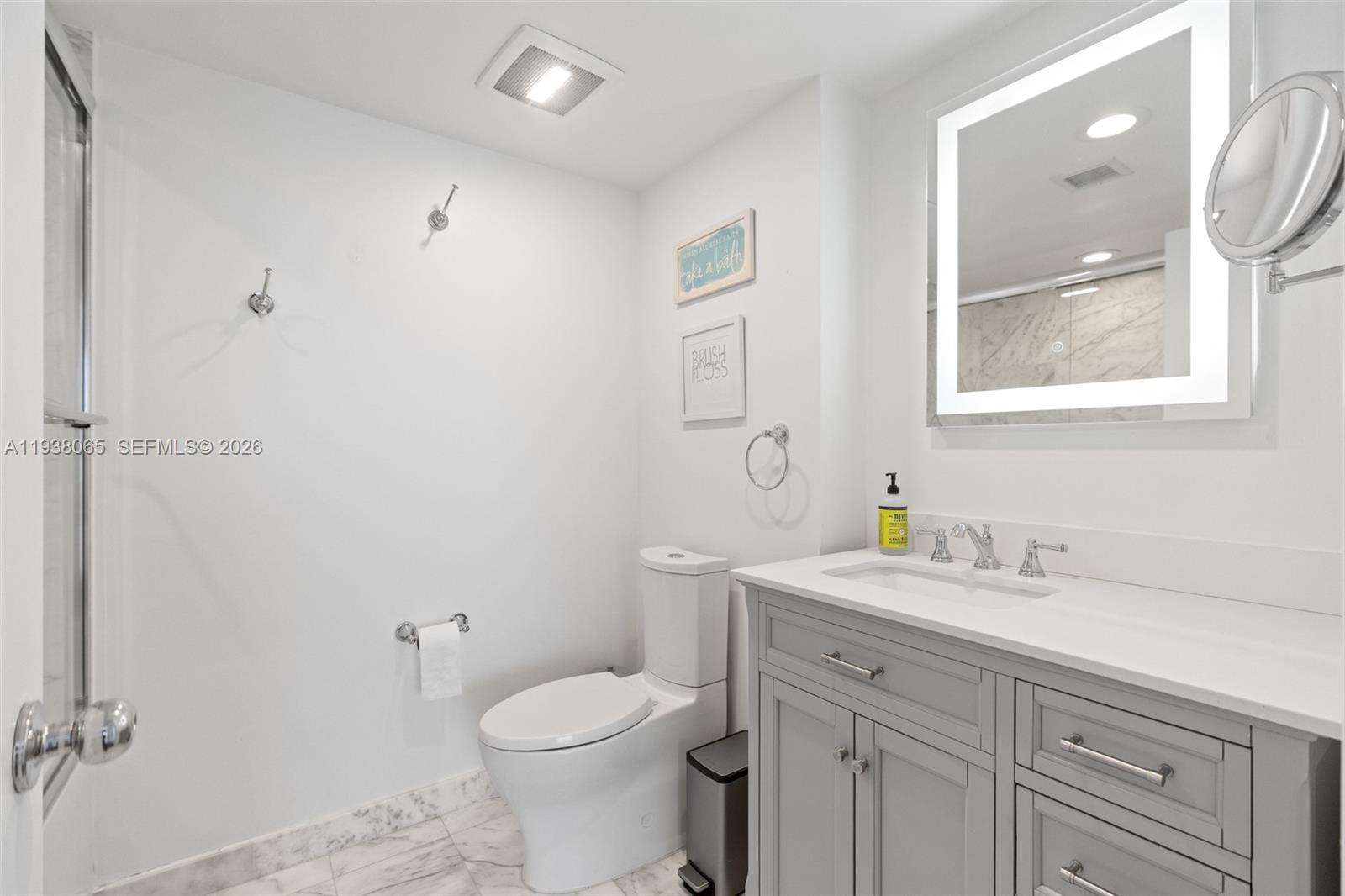 807 3 / 3 1696 sq. ft. $ 2026-01-03 0 foto